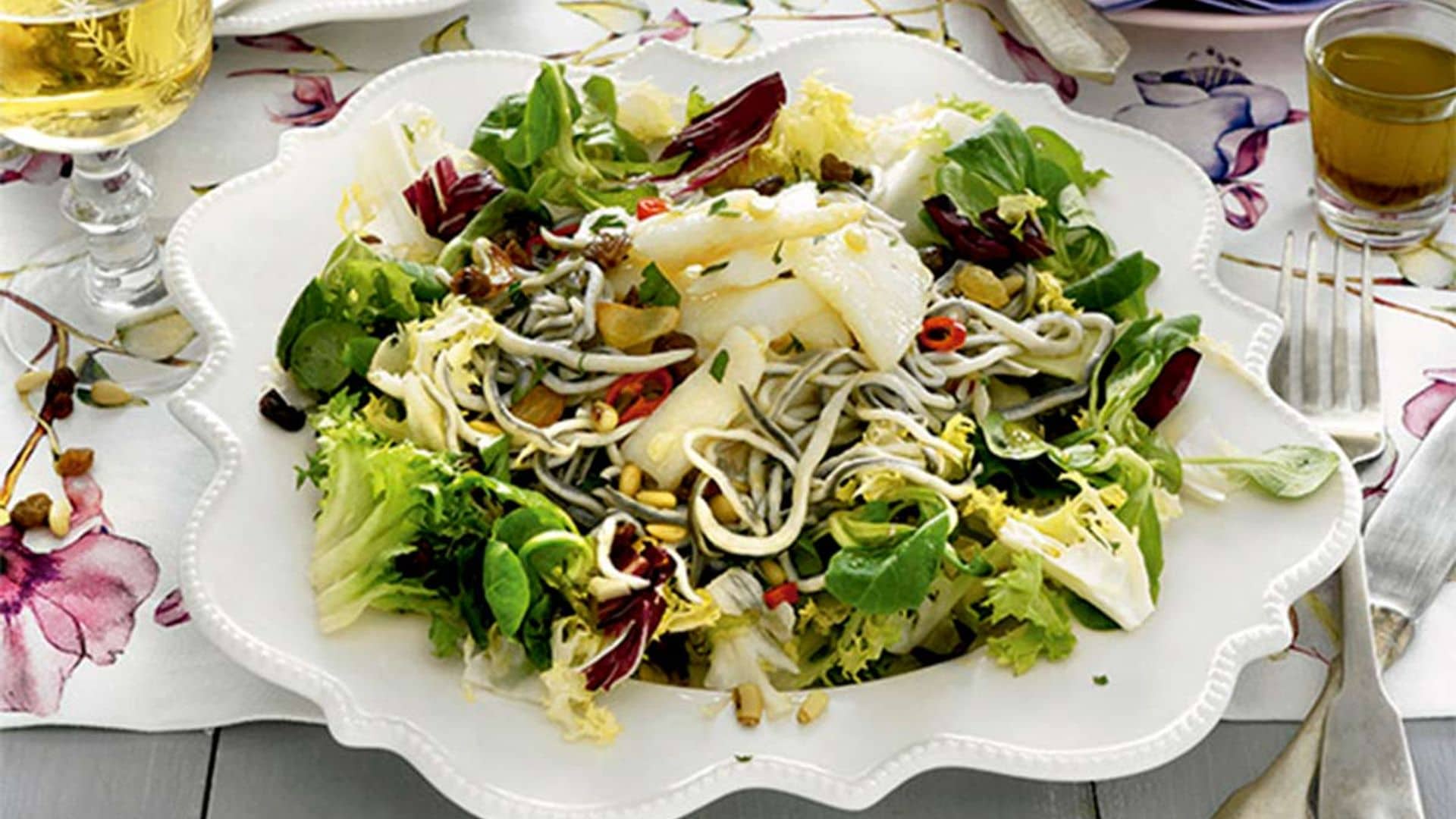 Ensalada de bacalao, gulas, pasas y piñones