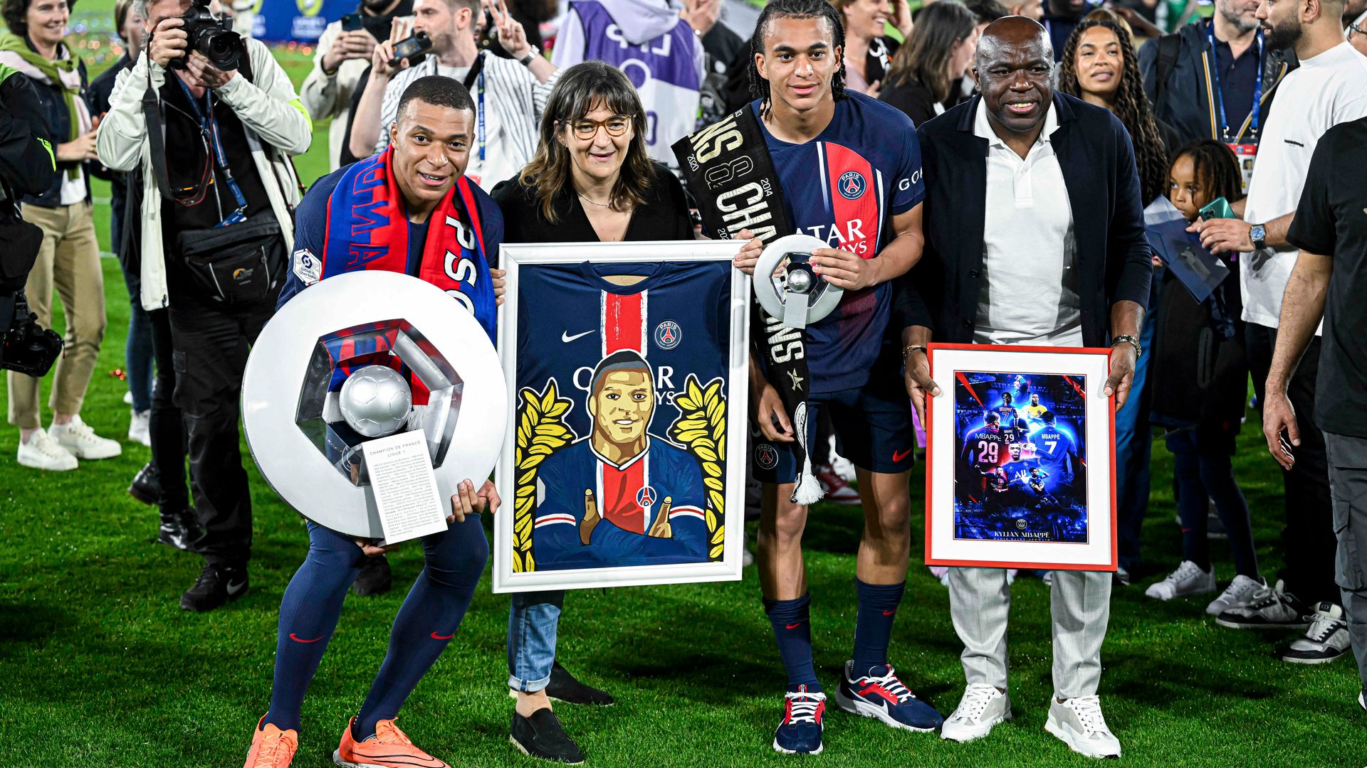 Kylian Mbappé con su familia