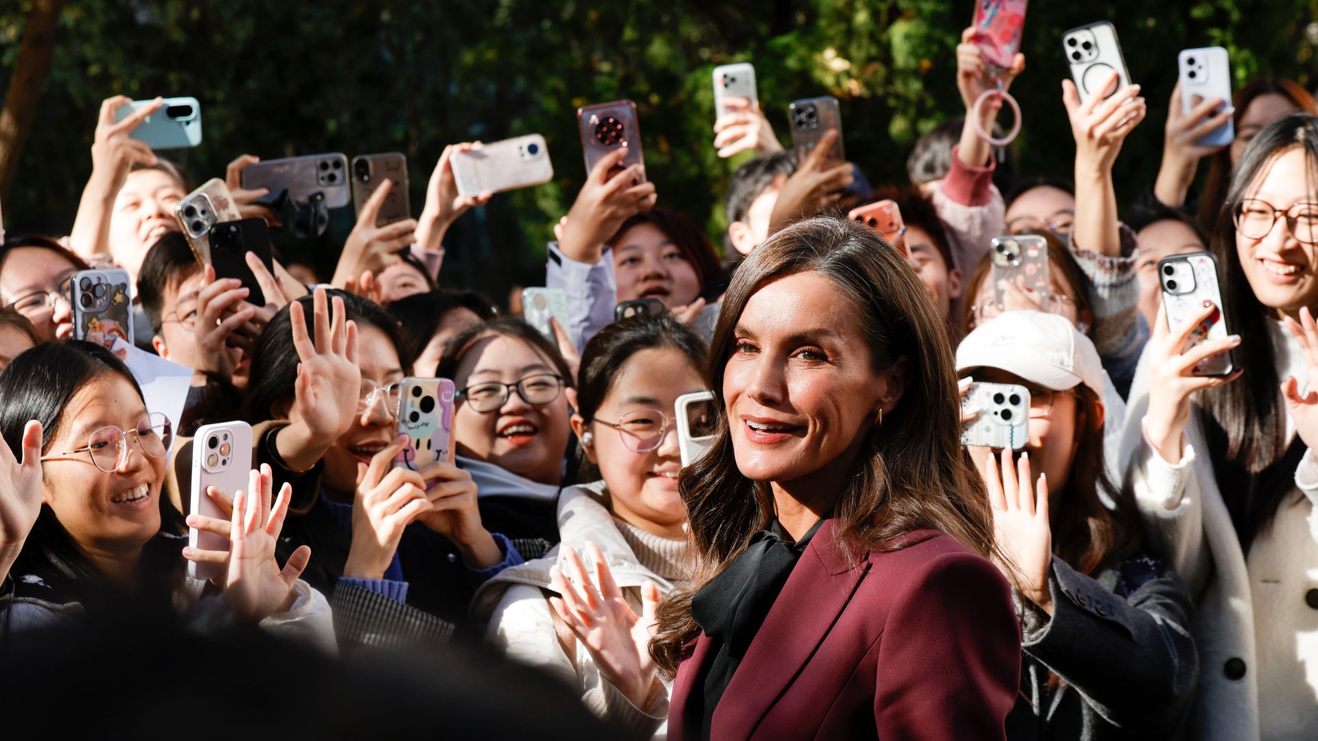 LA REINA LETIZIA SE DA UN BAÑO DE MASAS DURANTE SU VISITA A LA UNIVERSIDAD DE PEKÍN
