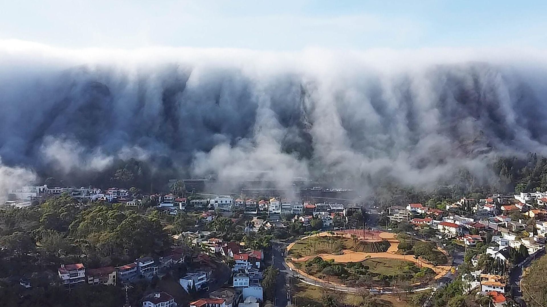 Un enorme ‘tsunami’ de nubes hace ‘desaparecer’ una ciudad entera