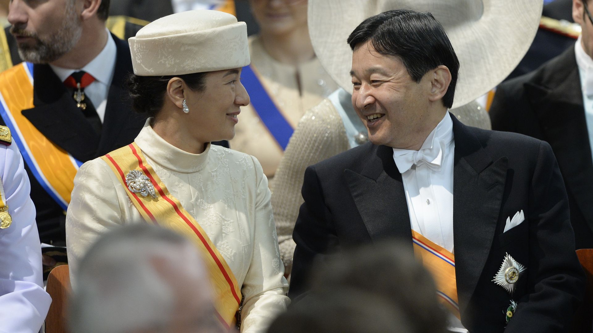 Dos imágenes de Naruhito y Masako, entonces príncipes herederos, en la entronización de Guillermo de los Países Bajos