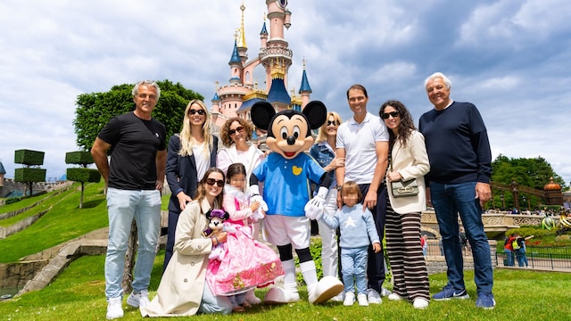 Rafa Nadal y Mery Perelló en Disneyland Paris antes de ser papás con toda la familia