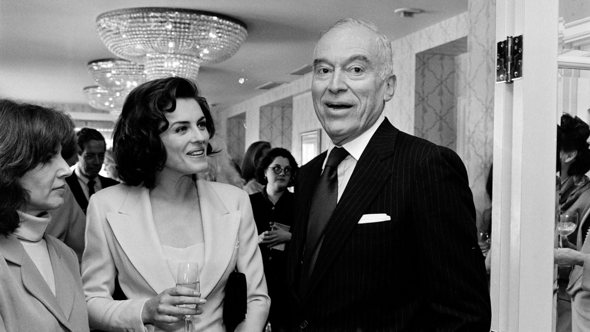 Elizabeth Hurley y Leonard Lauder en un evento en Nueva York el 9 de marzo de 1995.