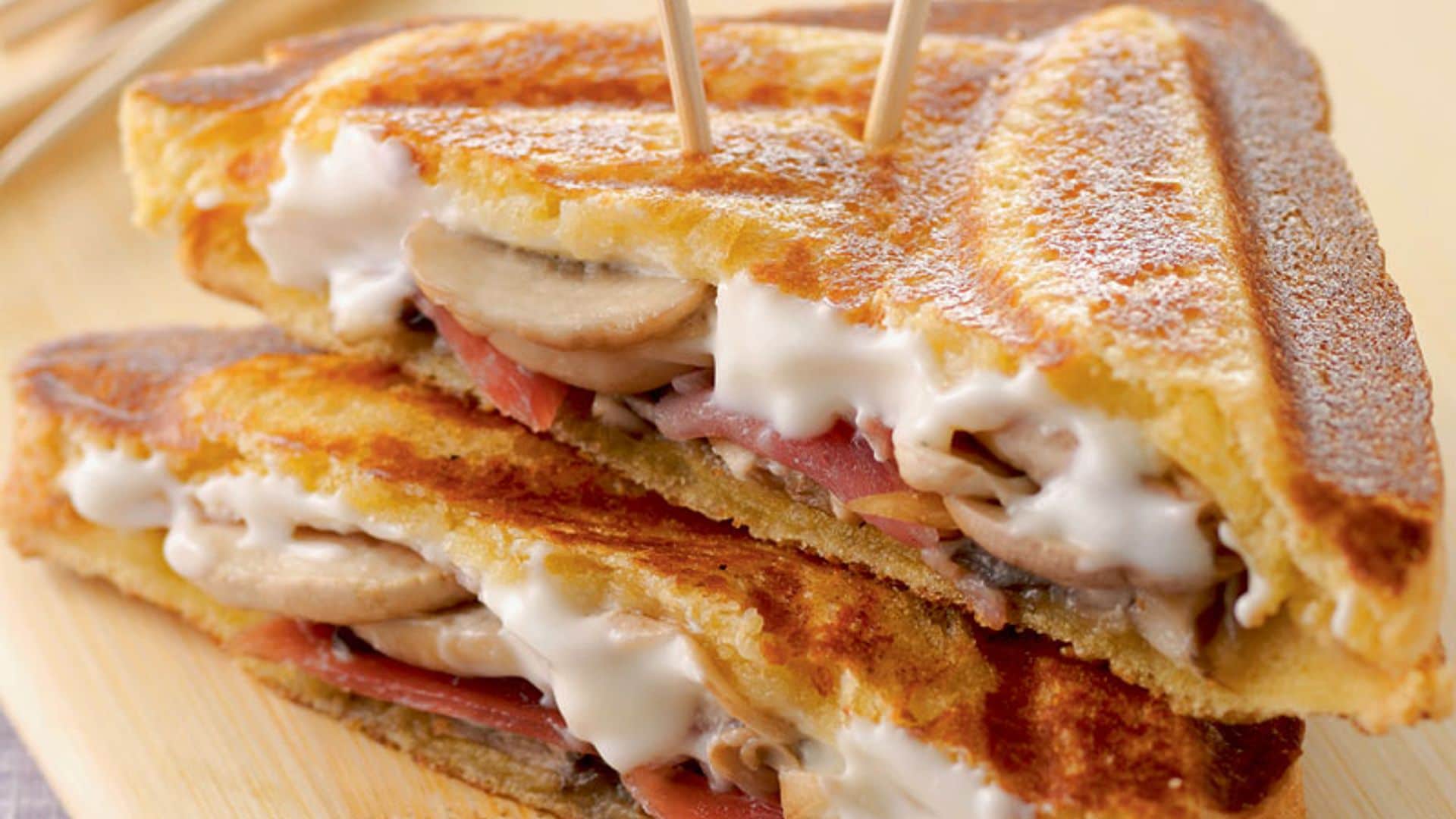 Sándwich de jamón serrano, queso crema y champiñones