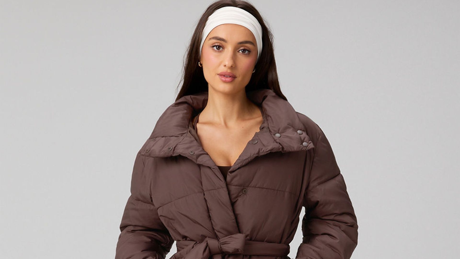 Modelo con Puffer con cintura ajustable Essential de Fabletics