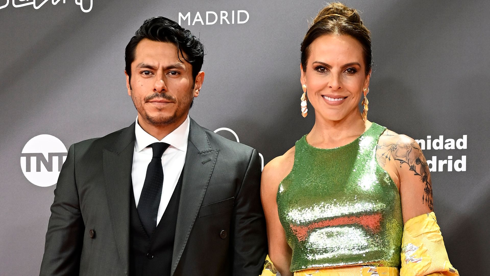Kate del Castillo reaparece sonriente junto a su novio, Edgar Bahena, y roba miradas sobre la alfombra roja 
