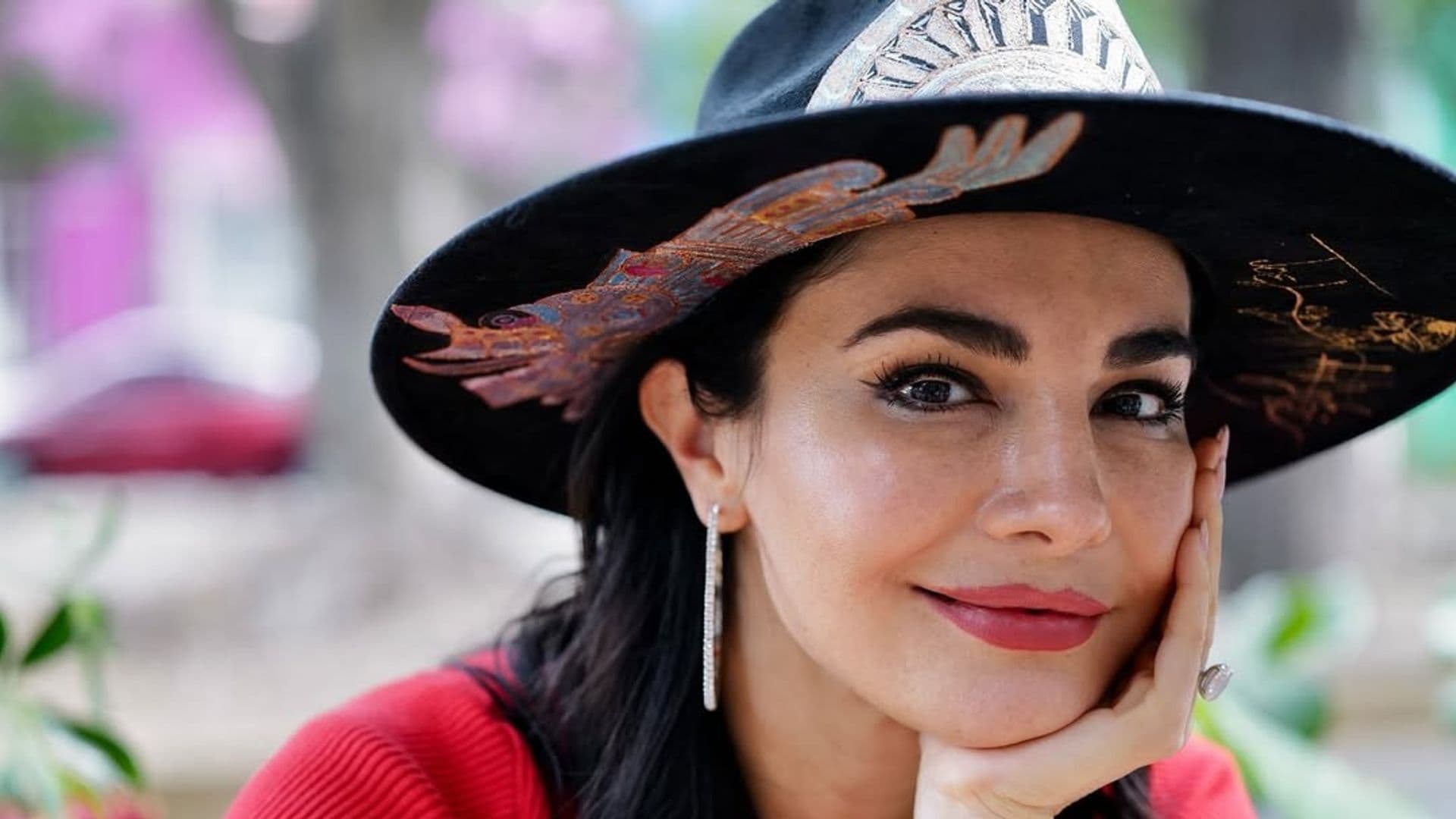 Martha Higareda sola.