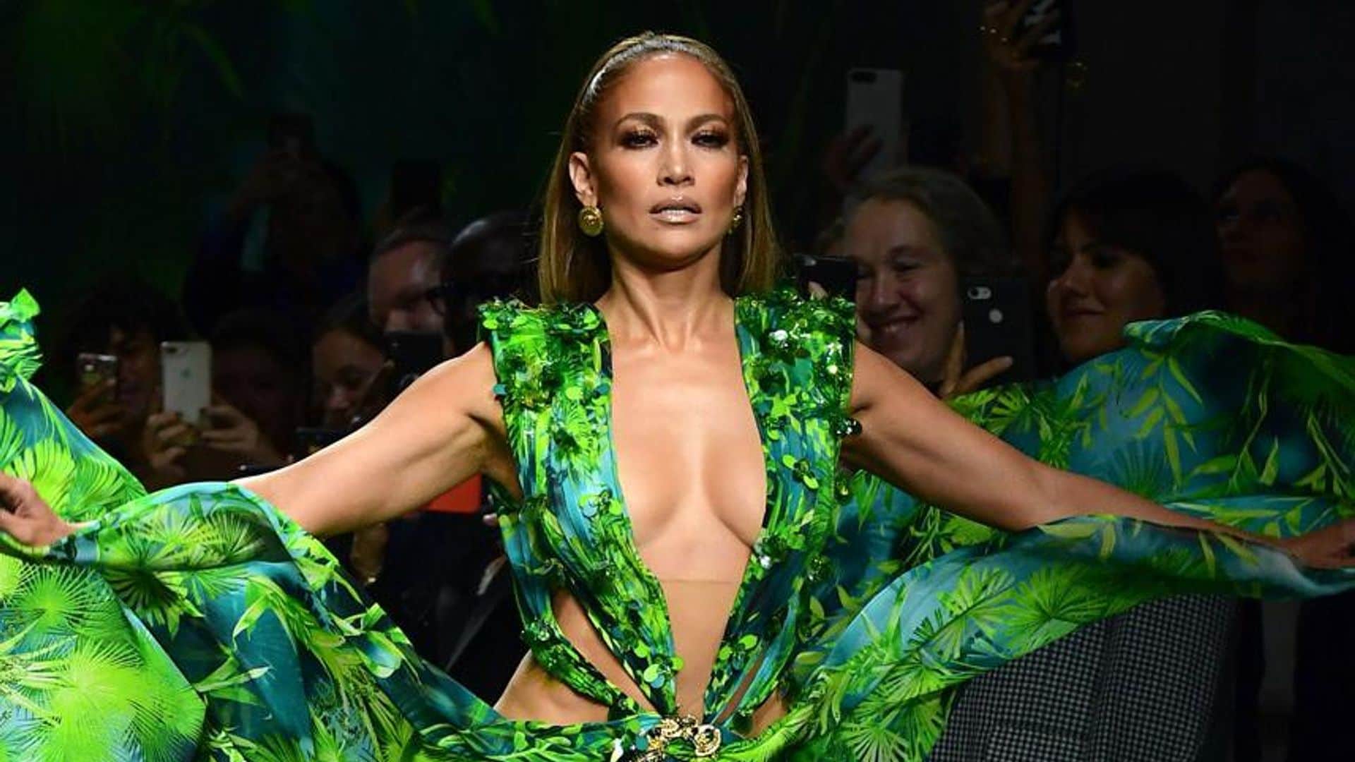 Jennifer Lopez vuelve a sorprender con una reinvención de su icónico vestido Versace