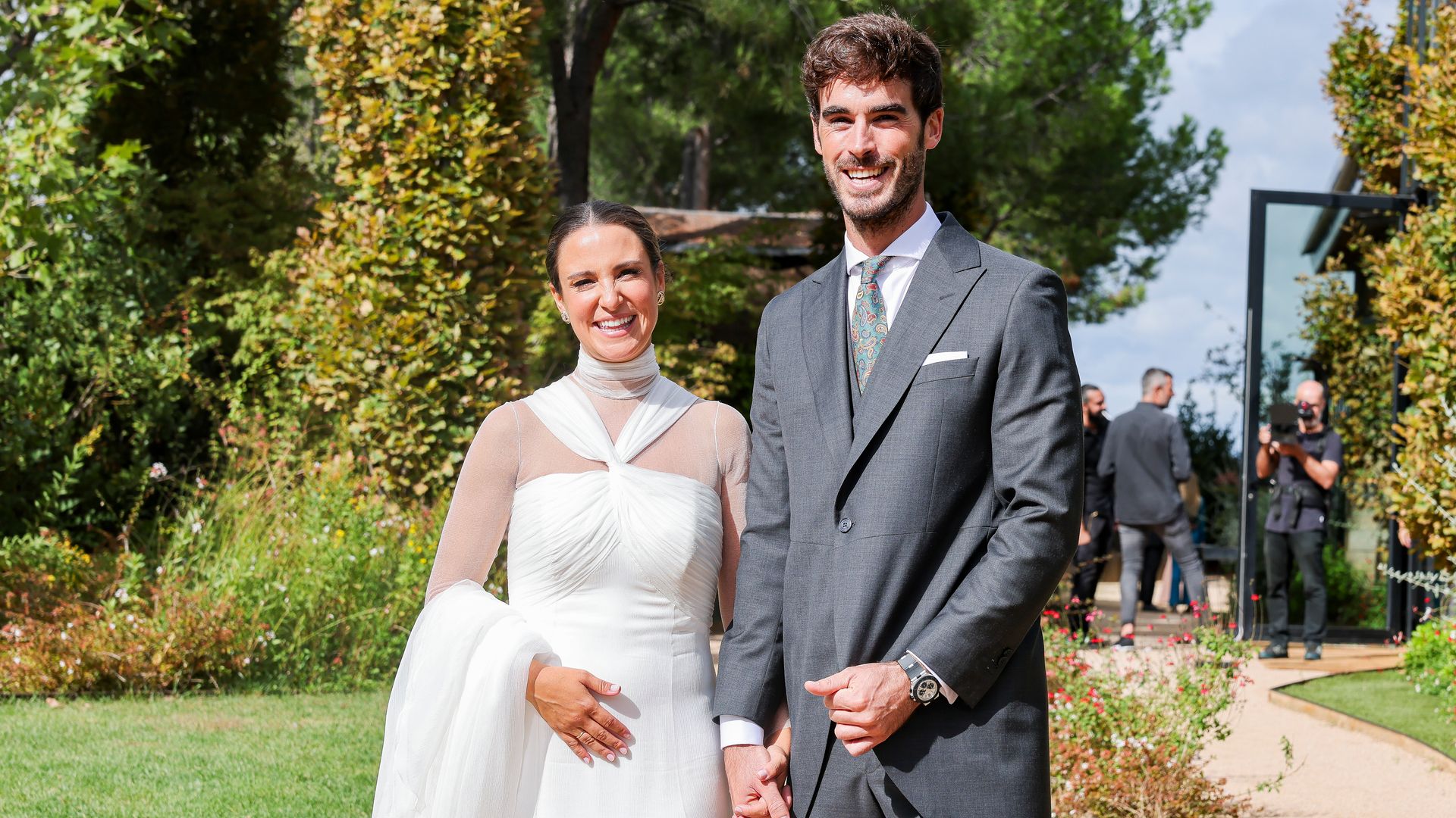 Un vestido con escote halter drapeado y uno corto con 500 cristales bordados: recordamos los looks de novia de Marta Pombo en su segundo aniversario de boda