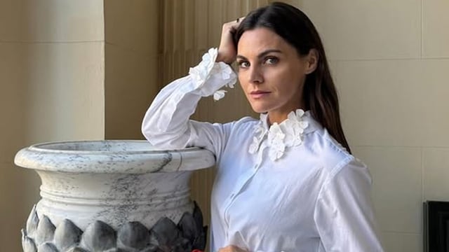 Amaia Salamanca con look de Silvia Tcherassi