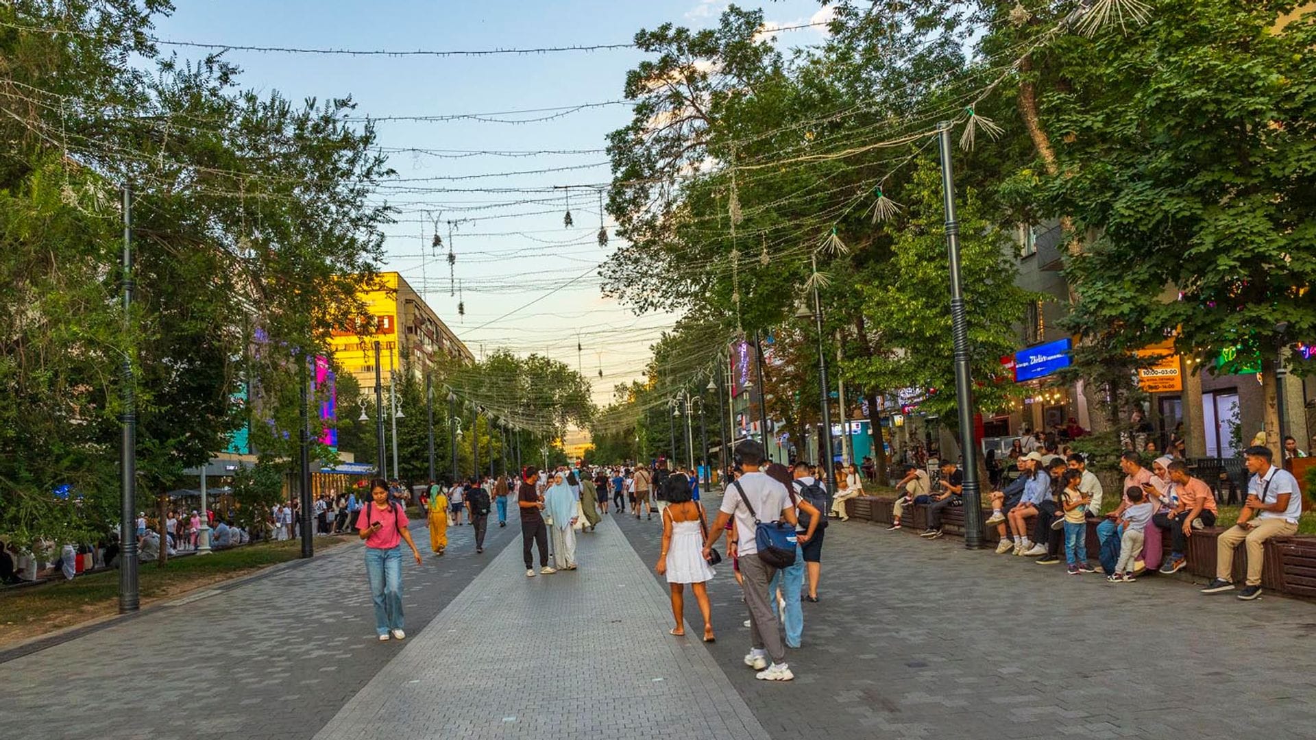 Calle Arbat de Almaty, centro del shopping en la ciudad.