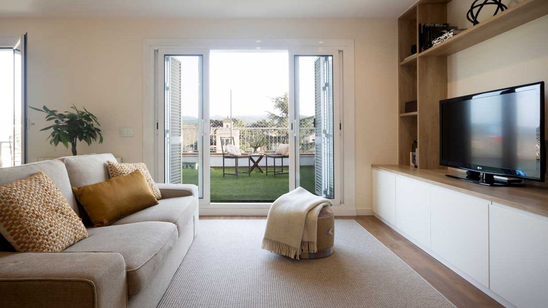 Un dúplex en Barcelona con distribuciones abiertas y una decoración cálida y funcional