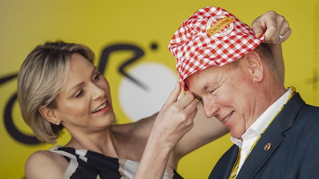 Alberto y Charlene de Mónaco en una etapa del tour de Francia el 21 de julio de 2024