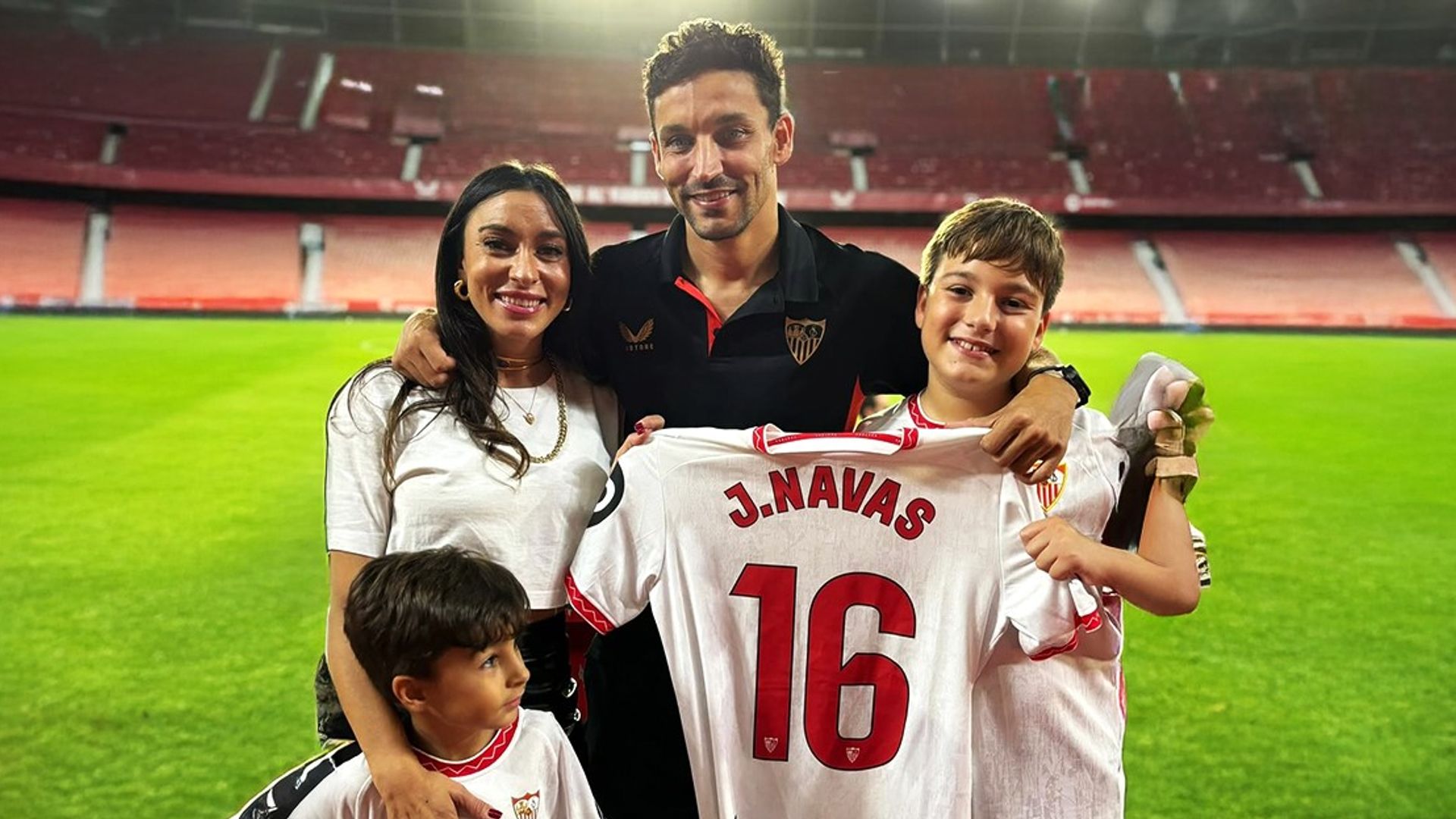 as-es-la-preciosa-familia-del-futbolista-jes-s-navas-que-este-domingo