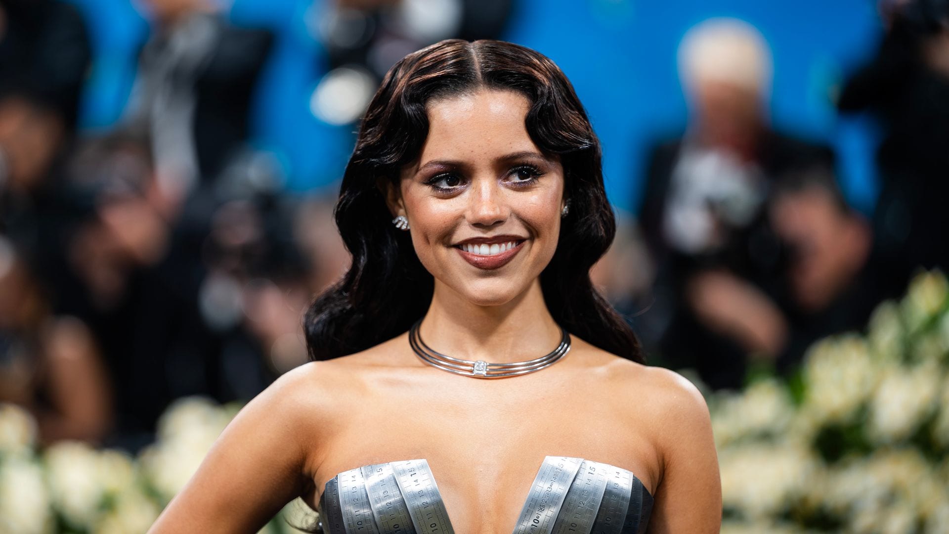 Jenna Ortega vuelve a ser Miércoles: los secretos de su armario gótico y glamuroso