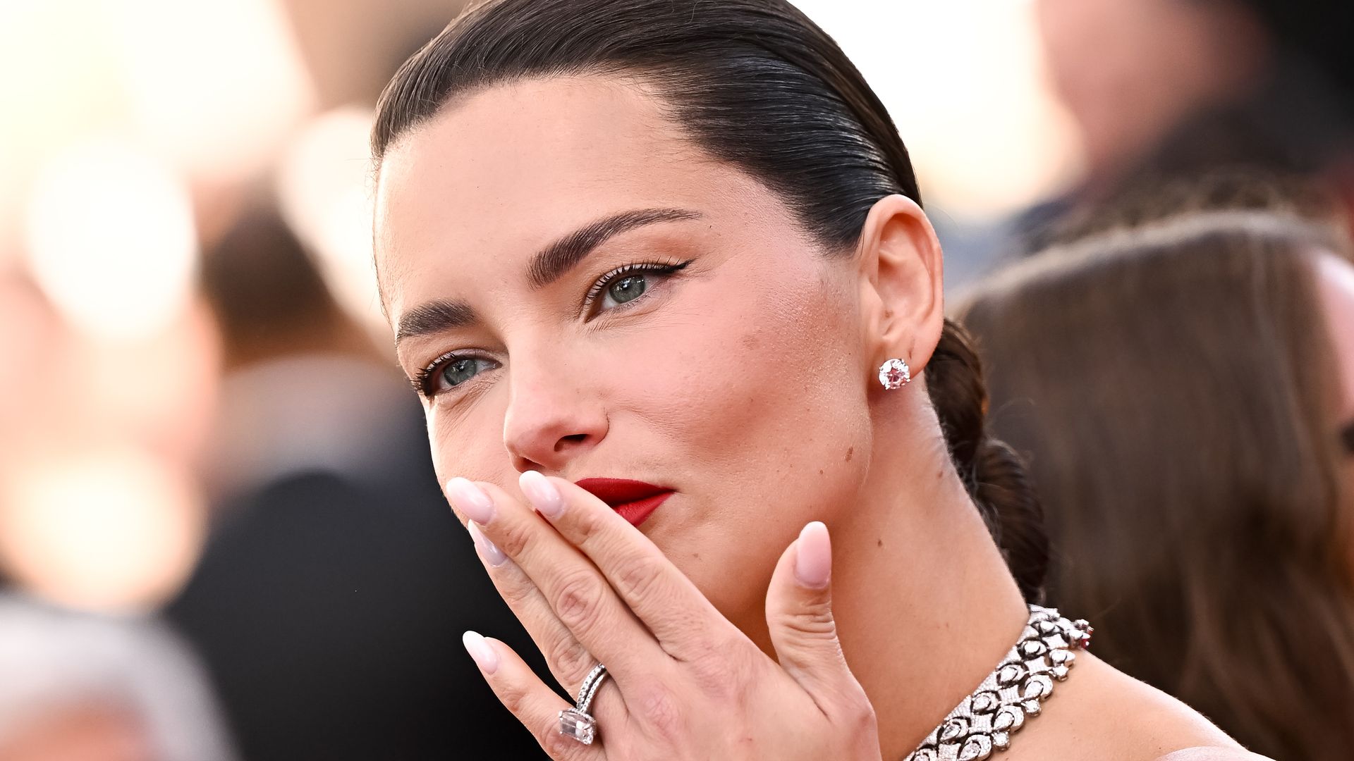 Las uñas naturales triunfan esta primavera: de la manicura nacarada de Adriana Lima a la japonesa de Nieves Álvarez