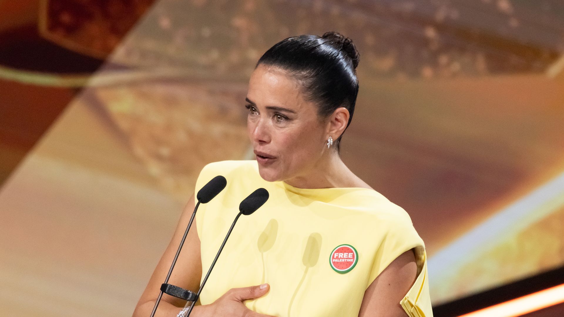 El besazo de Patricia López Arnaiz a su chico tras ganar el Goya: todo sobre la discreta actriz que vive en la montaña