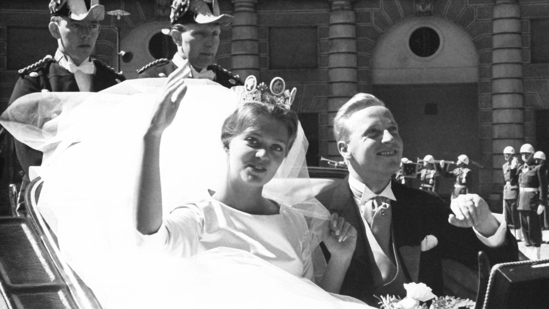 Birgitta de Suecia y Johann de Hohenzollern en el carruaje tras su boda