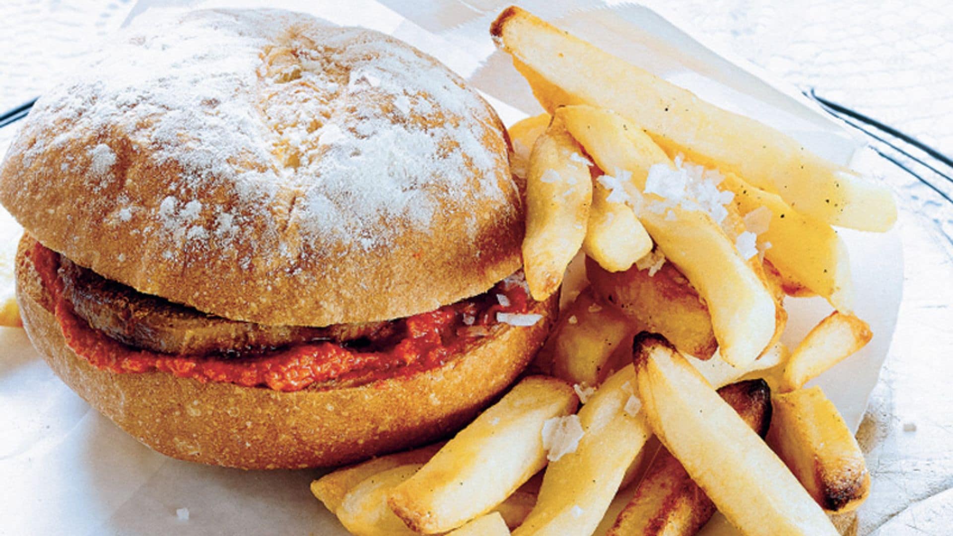 Pepito de lomo con tomate y patatas fritas