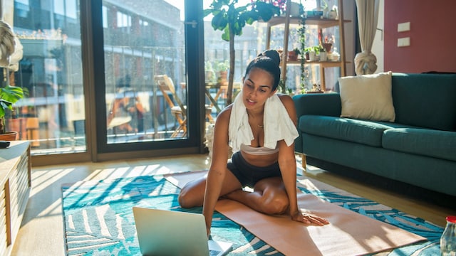 Mujer haciendo ejercicio en casa 
