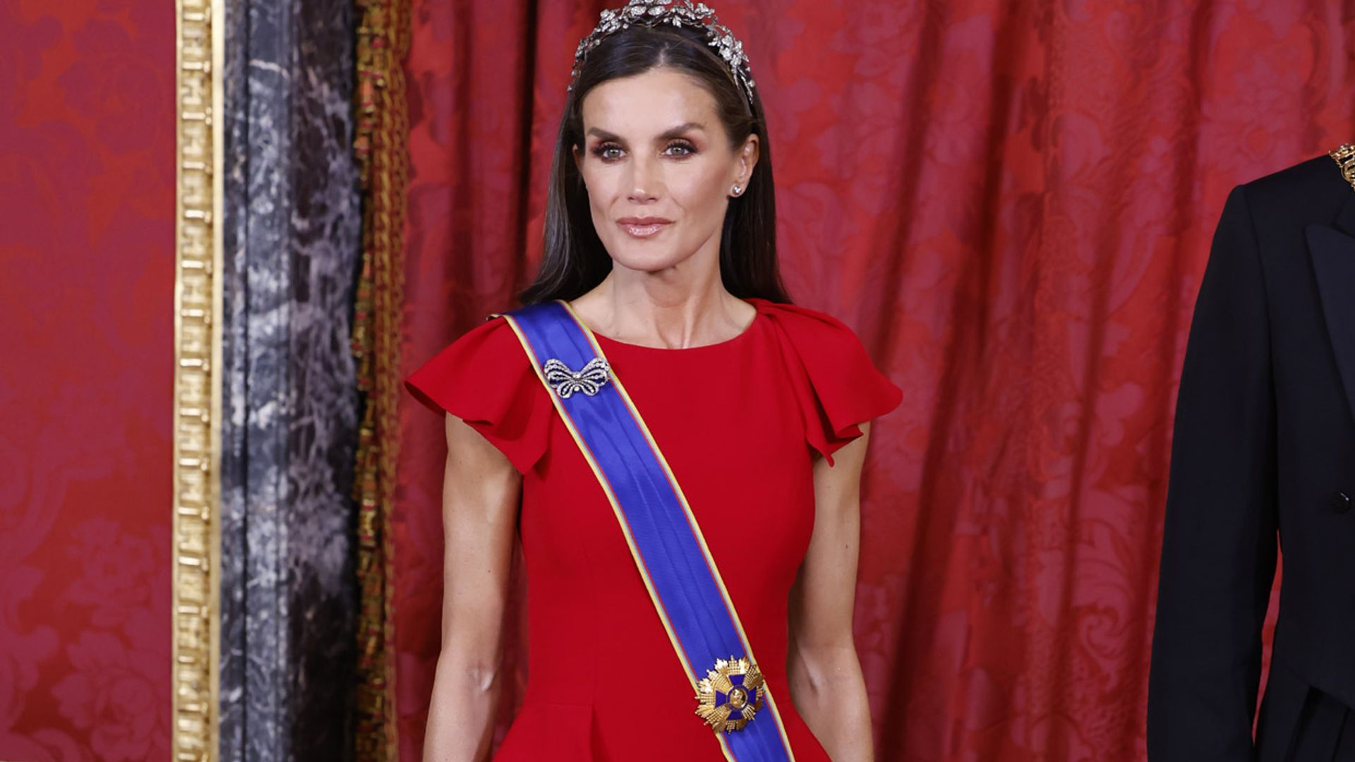 La Reina rescata la tiara floral de Mellerio con un nuevo vestido rojo de gala