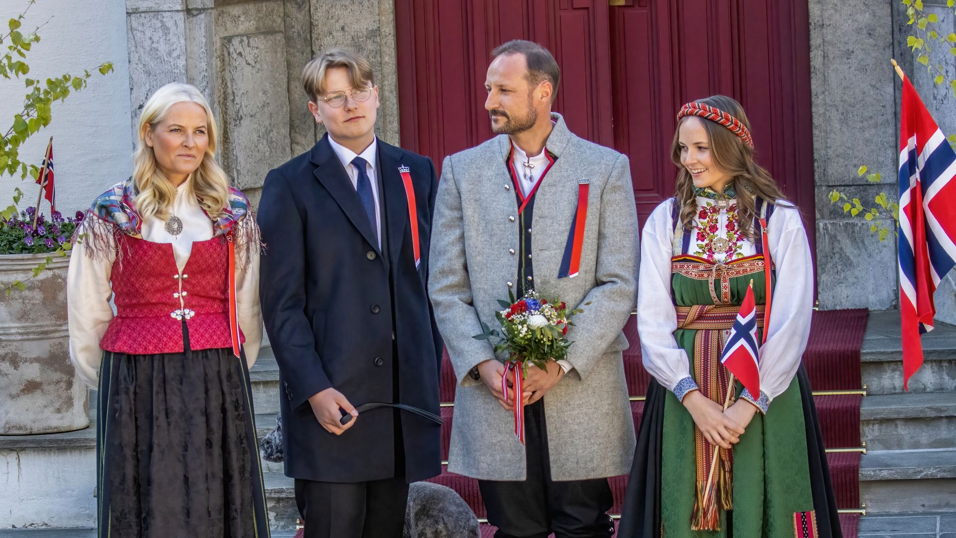 La princesa Mette-Marit of Norway, con el príncipe Sverre Magnus, el príncipe heredero Haakon de Noruega y la princesa Ingrid Alexandra