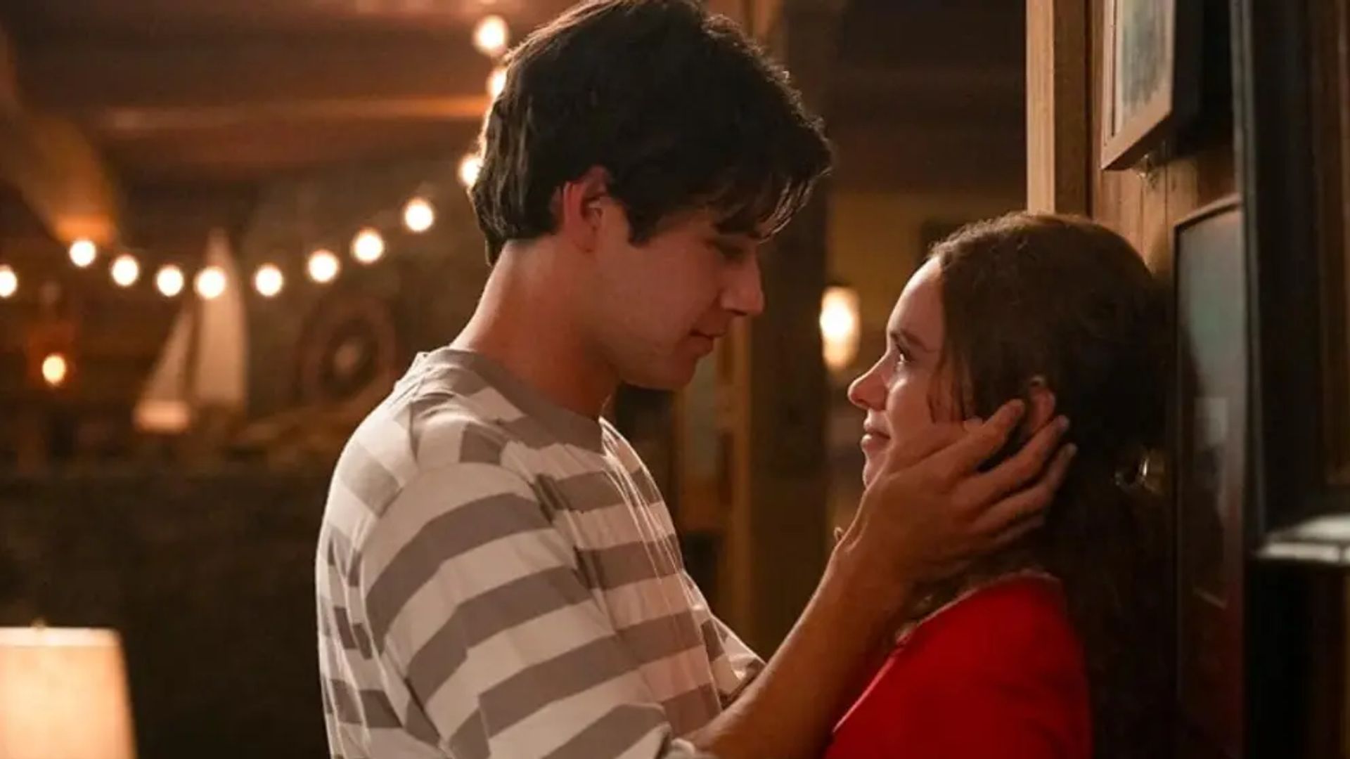 Sadie Soverall y Matt Cornett como Percy Sam en 'Todos nuestros años'