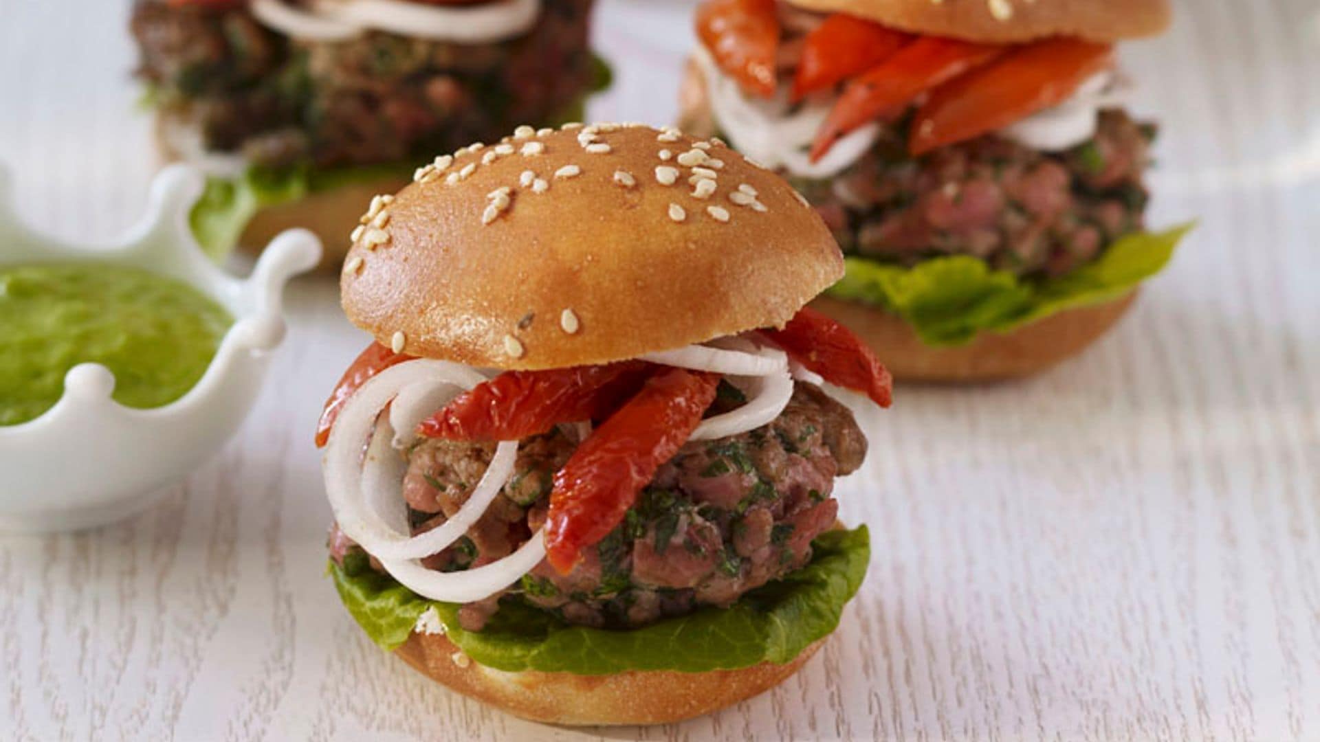 Hamburguesas con pepino y pimientos del piquillo