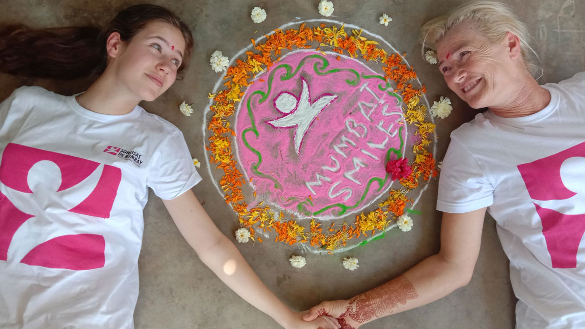 Sonrisas de Bombay presenta el documental 'Una sonrisa en la mochila' junto a Ana Duato y María Bernardeau