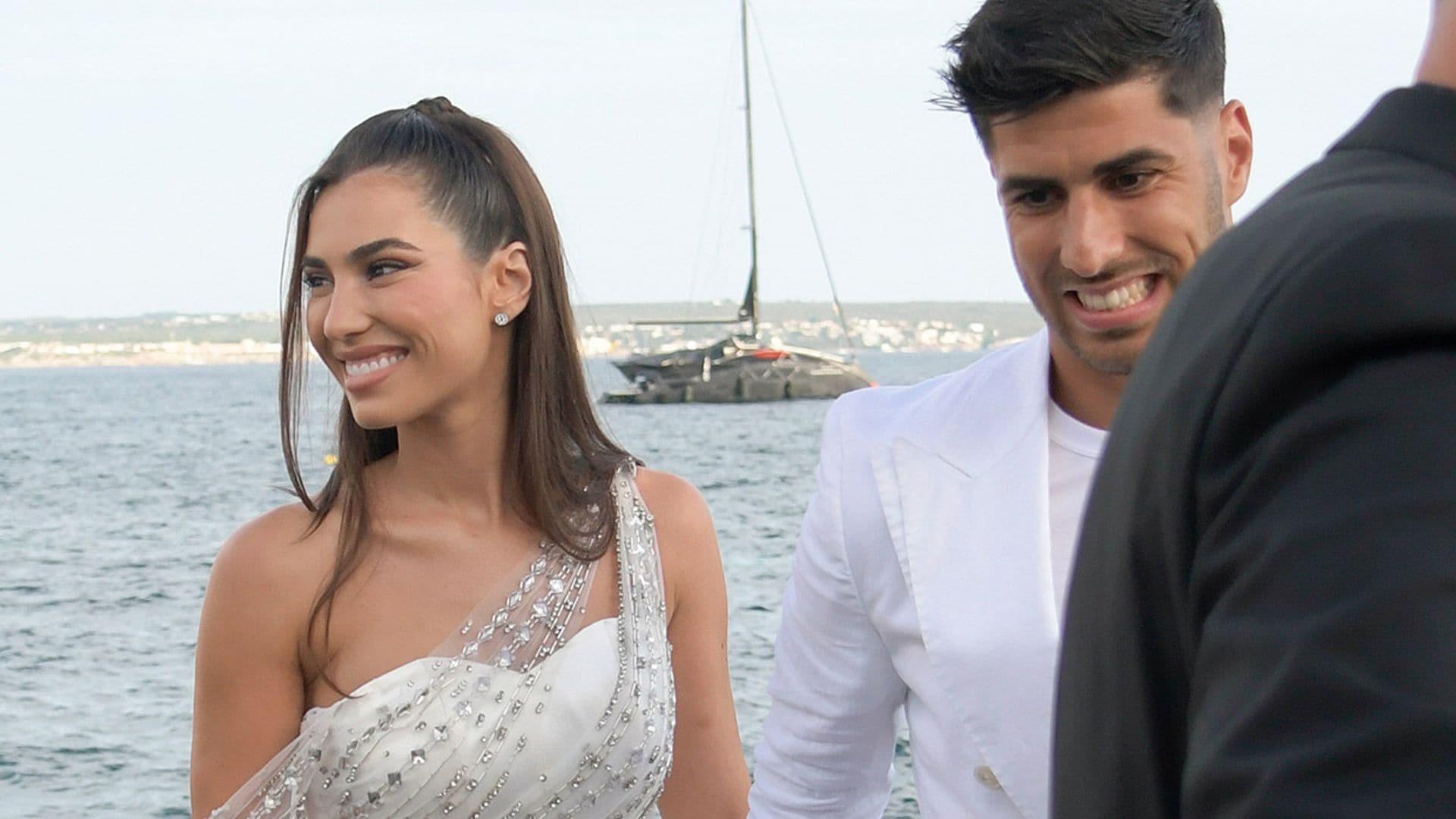 El vestido de novia con 100.000 cristales que Sandra Garal ha llevado en su preboda en Mallorca