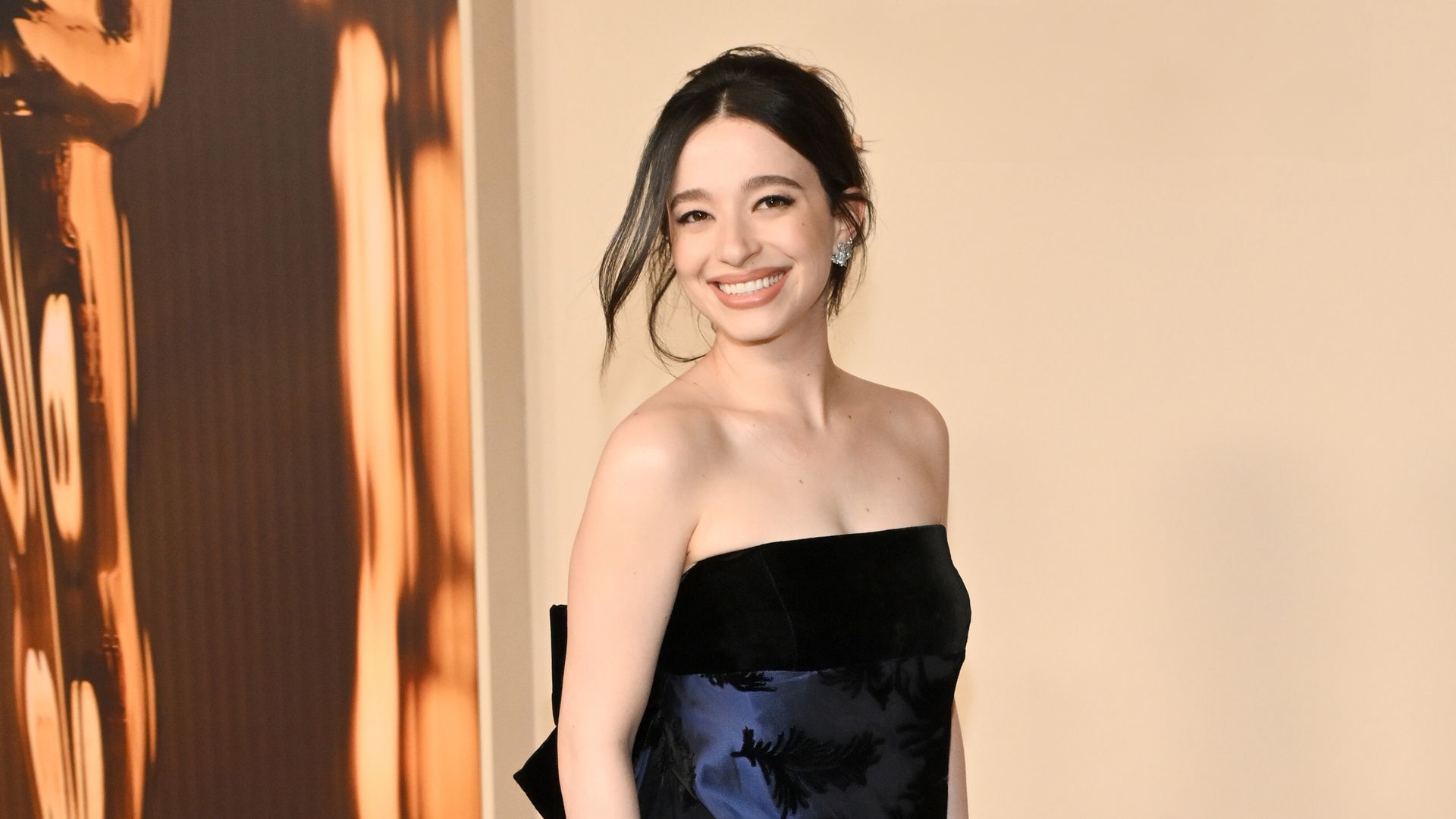 Mikey Madison, la gran revelación de los Oscar, deslumbra con un diseño 'vintage' de 1987