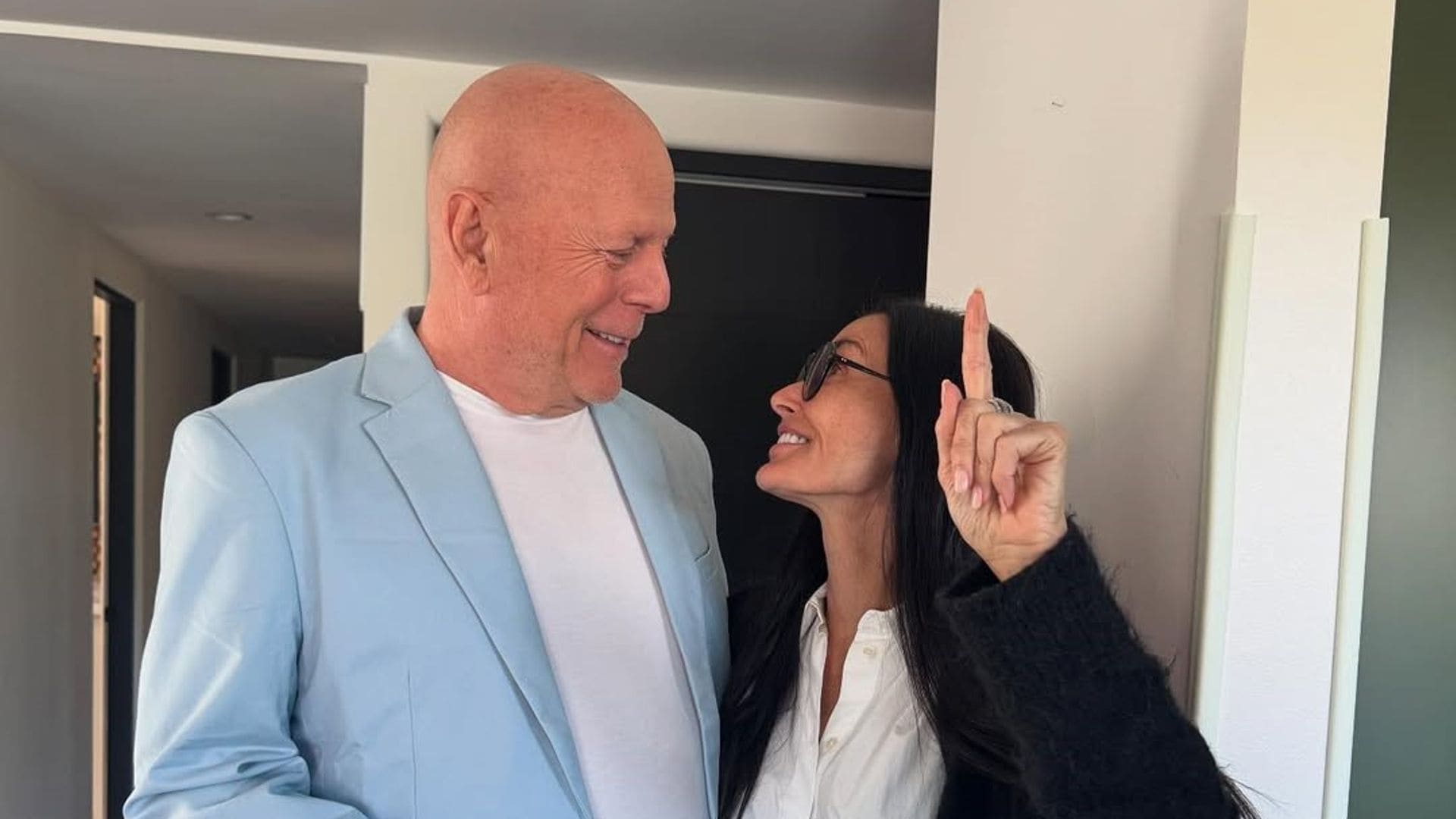 Con un baile junto a Demi Moore, Bruce Willis reaparece en su cumpleaños 70 