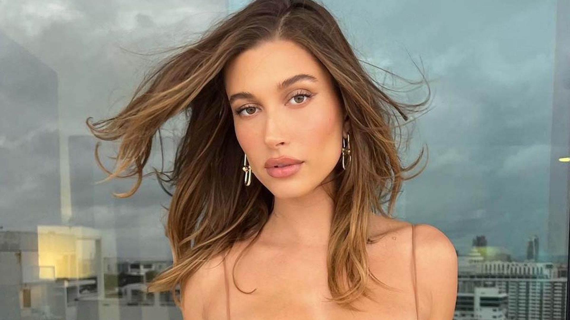 El look de invitada de Hailey Baldwin confirma la tendencia que Zara anticipó: vuelven las lentejuelas