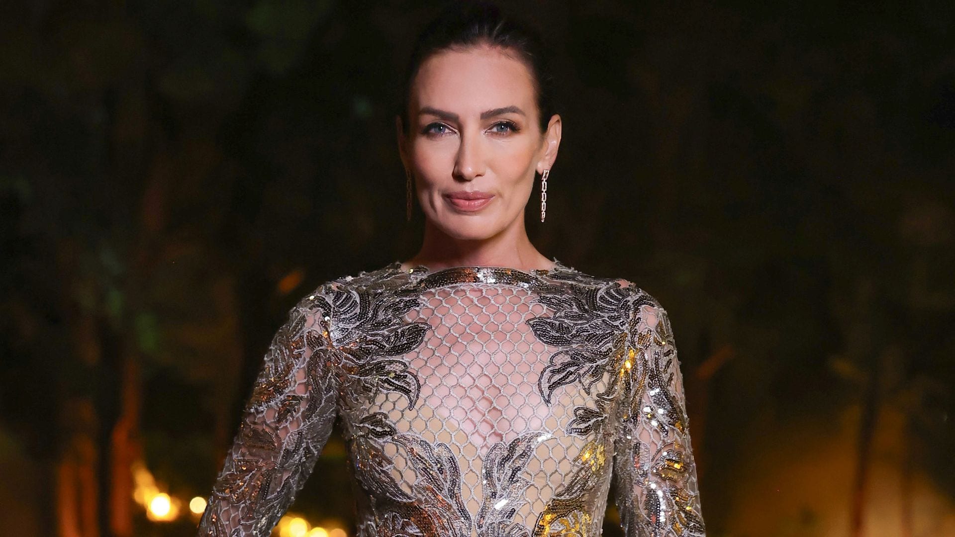 Nieves Álvarez, pura elegancia con un vestido transparente y metalizado en el 'sí, quiero'