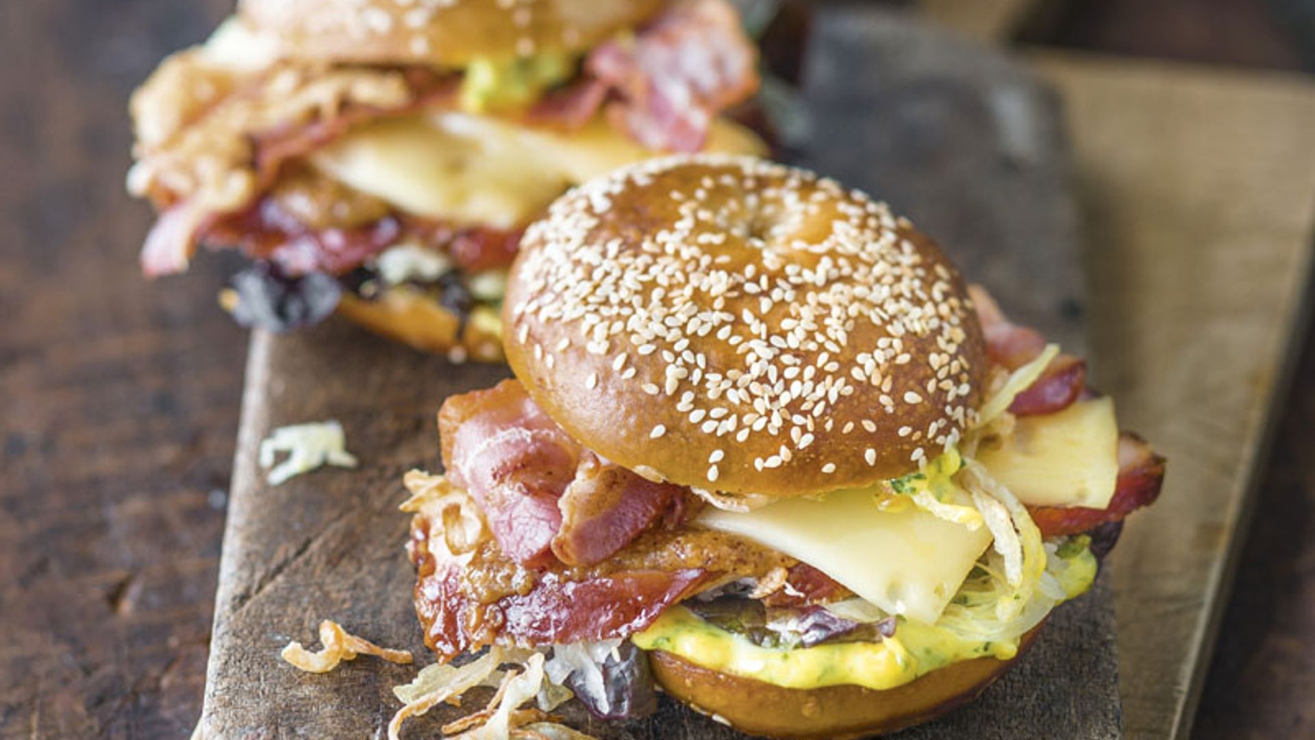 'Bagels' con beicon, queso y revuelto de huevos