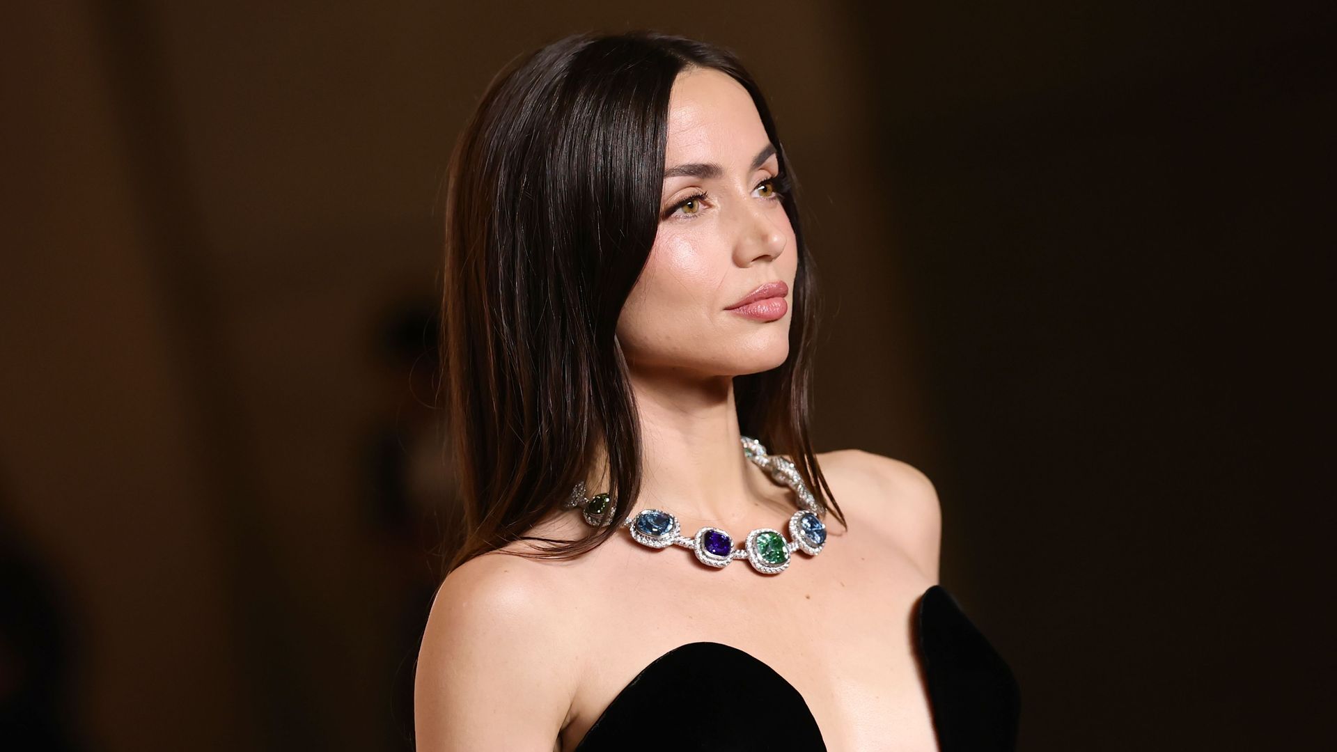 Ana de Armas deslumbra en la alfombra roja con un espectacular diseño de terciopelo negro, escote de infarto y collar de 249 quilates
