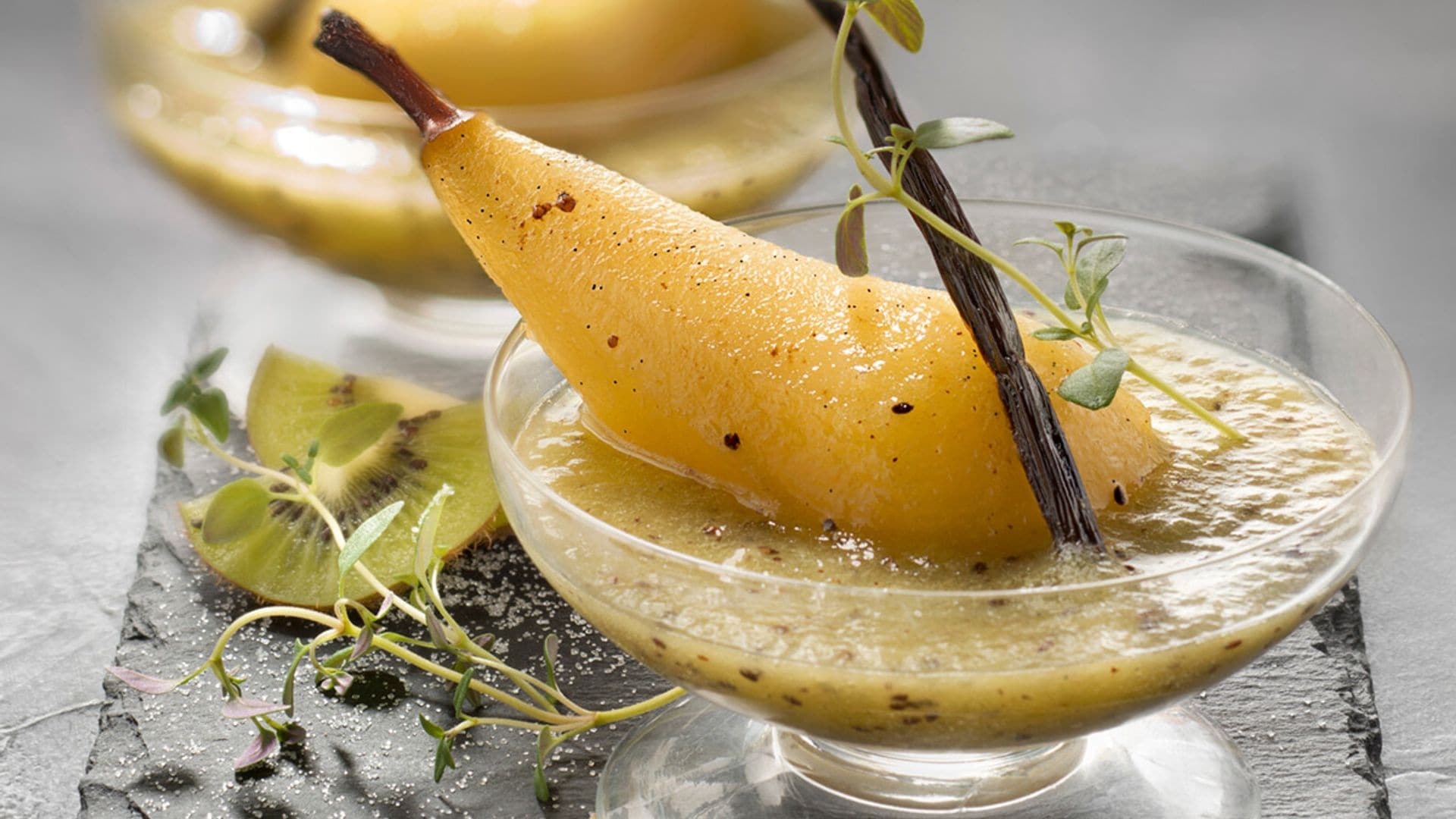 Sopa de kiwi al tomillo con pera avainillada