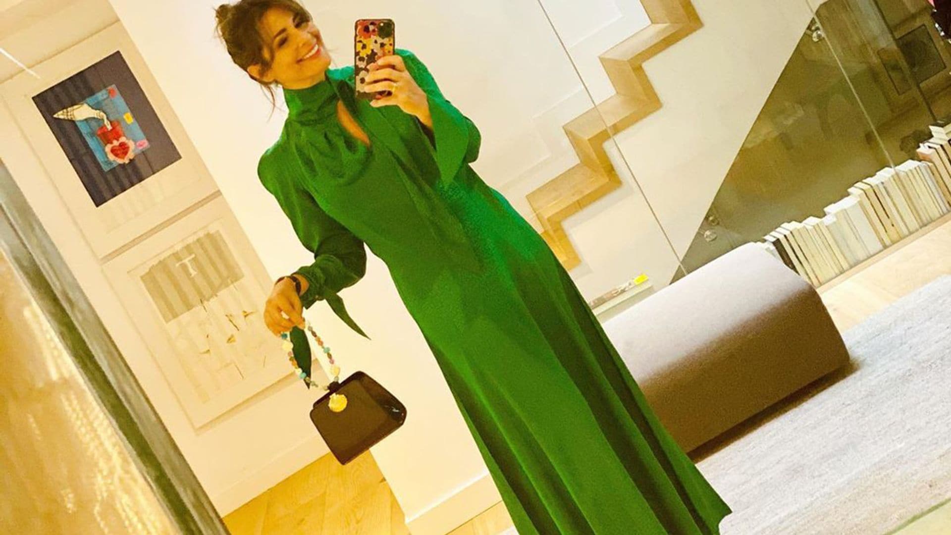 Nuria Roca nos propone un 'look esmeralda' para invitadas que prefieren los vestidos lisos
