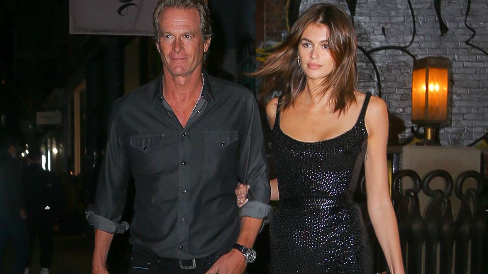 ¿Salir de fiesta con tu padre? Kaia Gerber lo hace con un vestido negro muy diferente a los demás