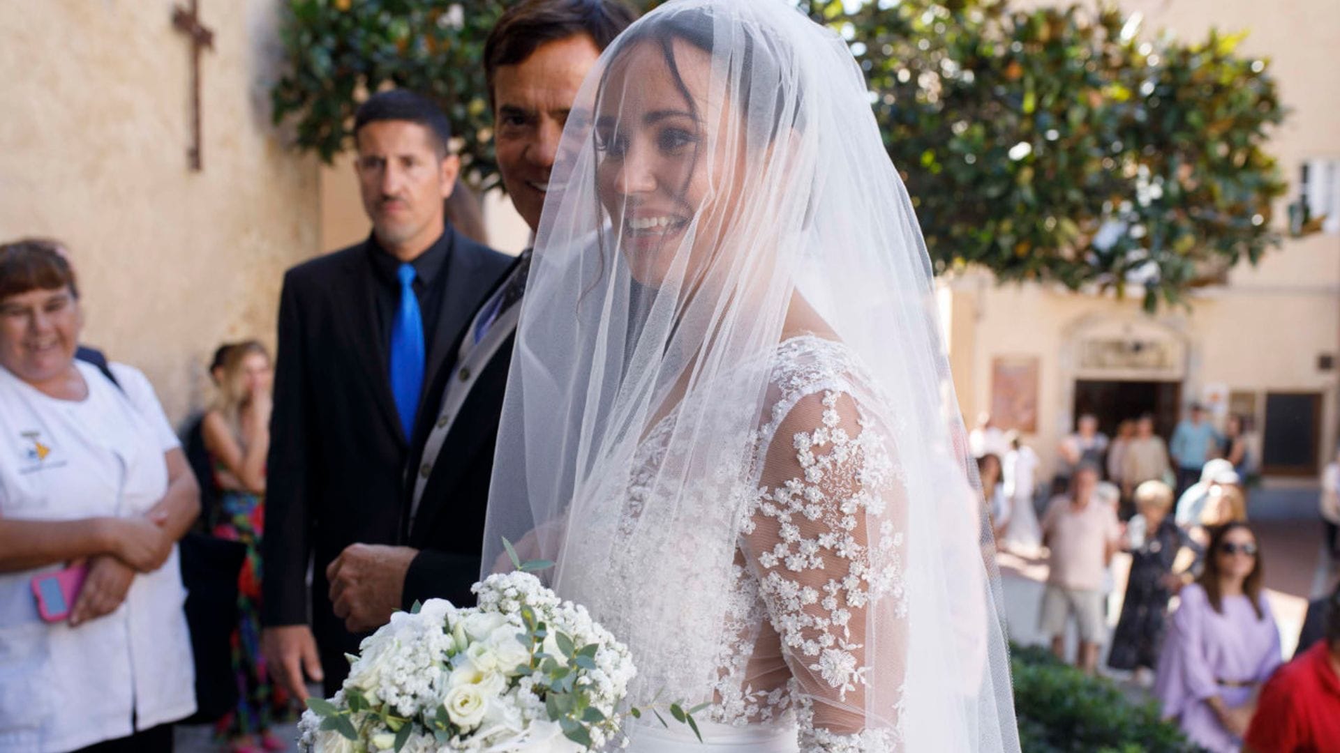 Carolina Monje, una novia velada con vestido de encaje floral en su boda con Álex Lopera
