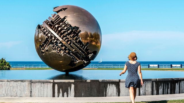 Esfera de Arnaldo Pomodoro junto al mar en Pesaro, Italia
