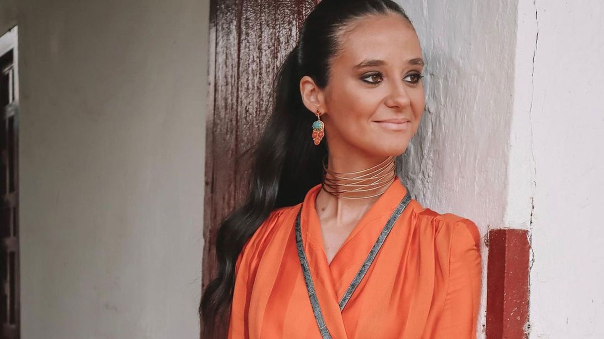 El acierto de Victoria de Marichalar de boda en Sevilla: vestido naranja y originales joyas
