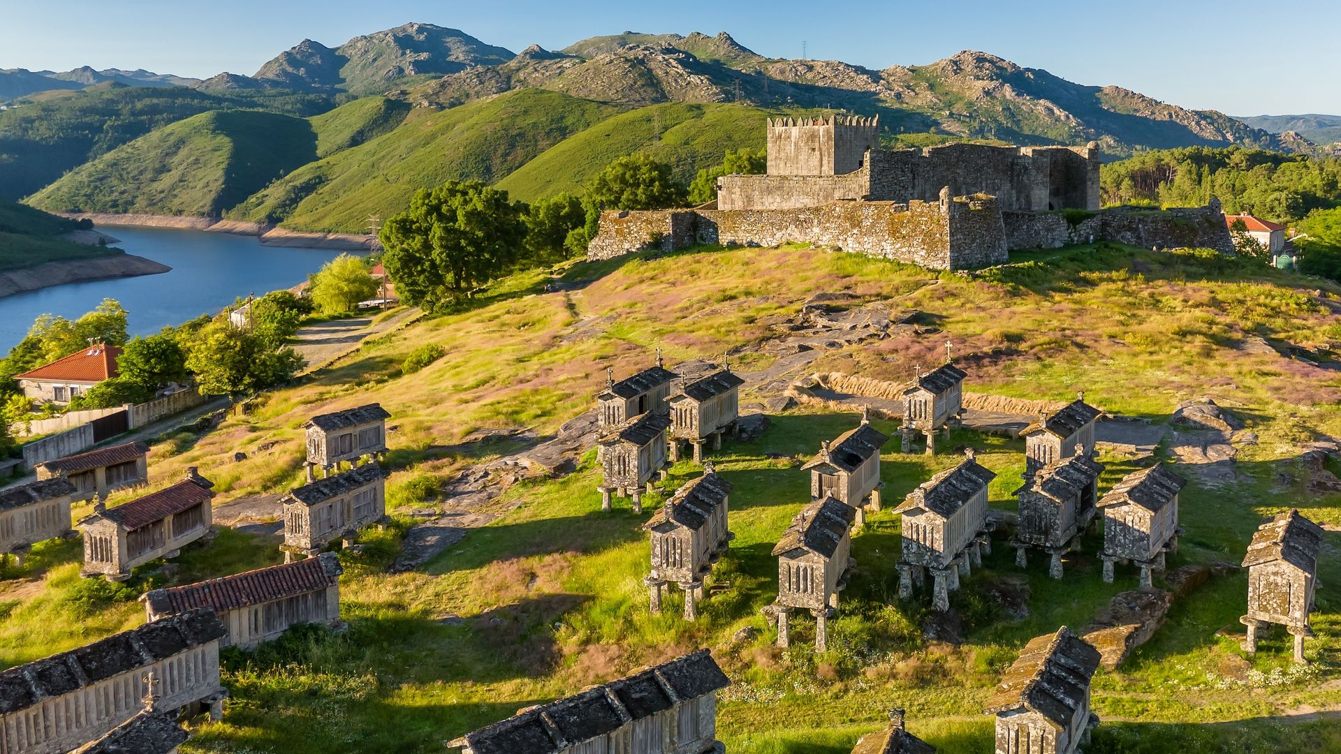 Castillo de Lindoso y hórreos, Portugal