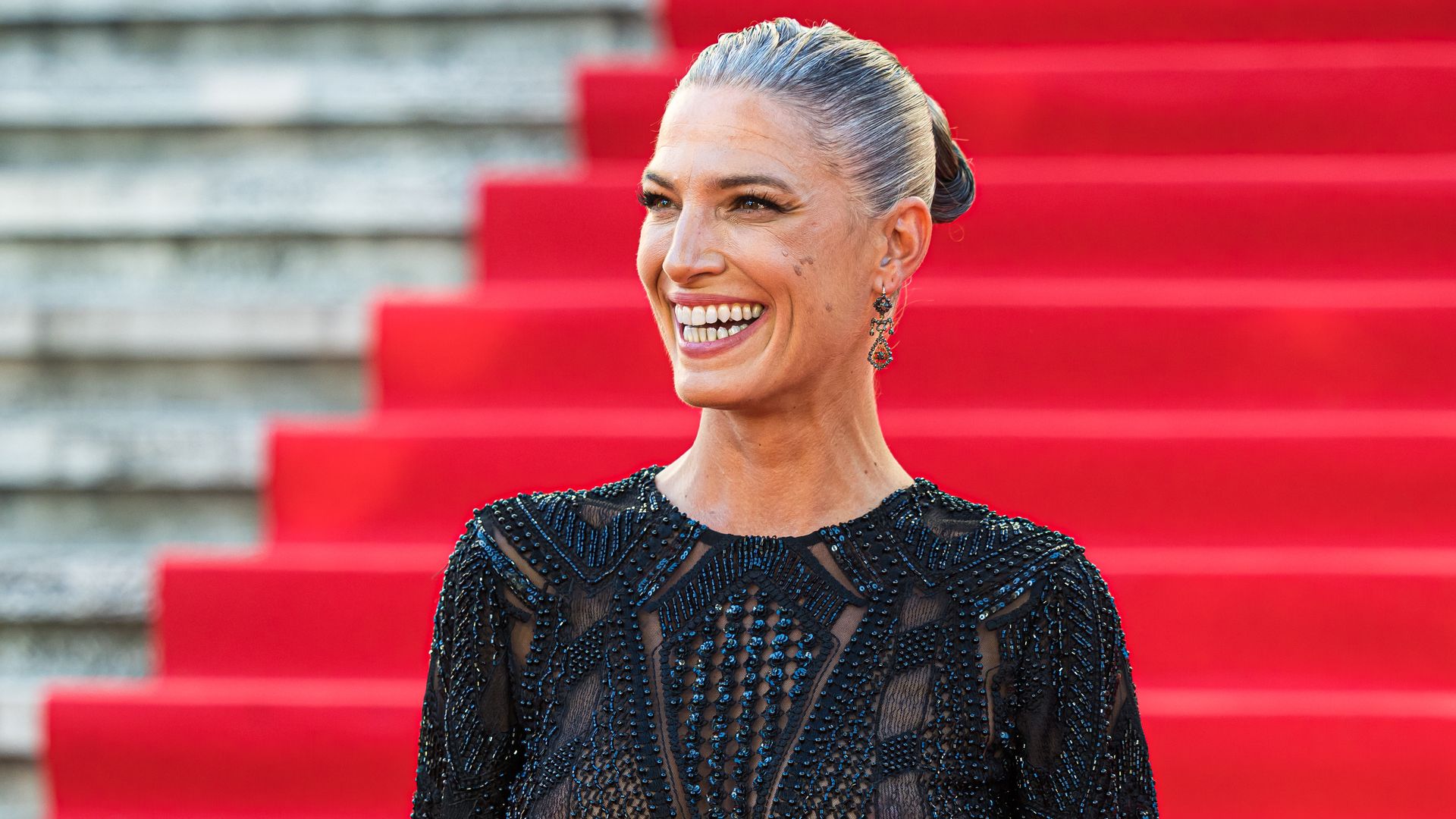 Laura Sñanchez en los Spanish Fashion Academy Awards con vestido negro y moño pulido