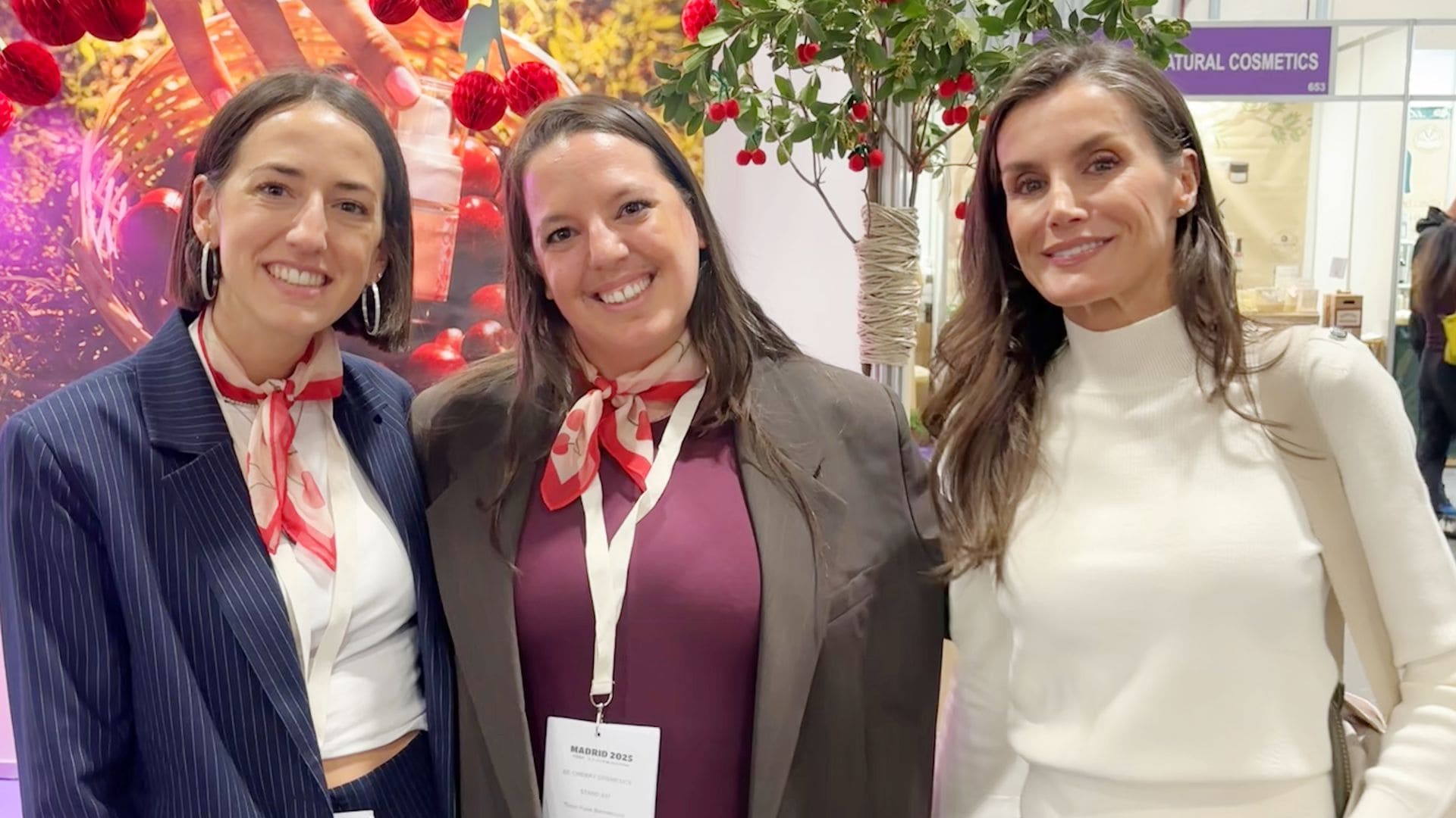 La reina Letizia visita el stand de Be Cherry Cosmética Natural en BioCultura el 6 de noviembre de 2025