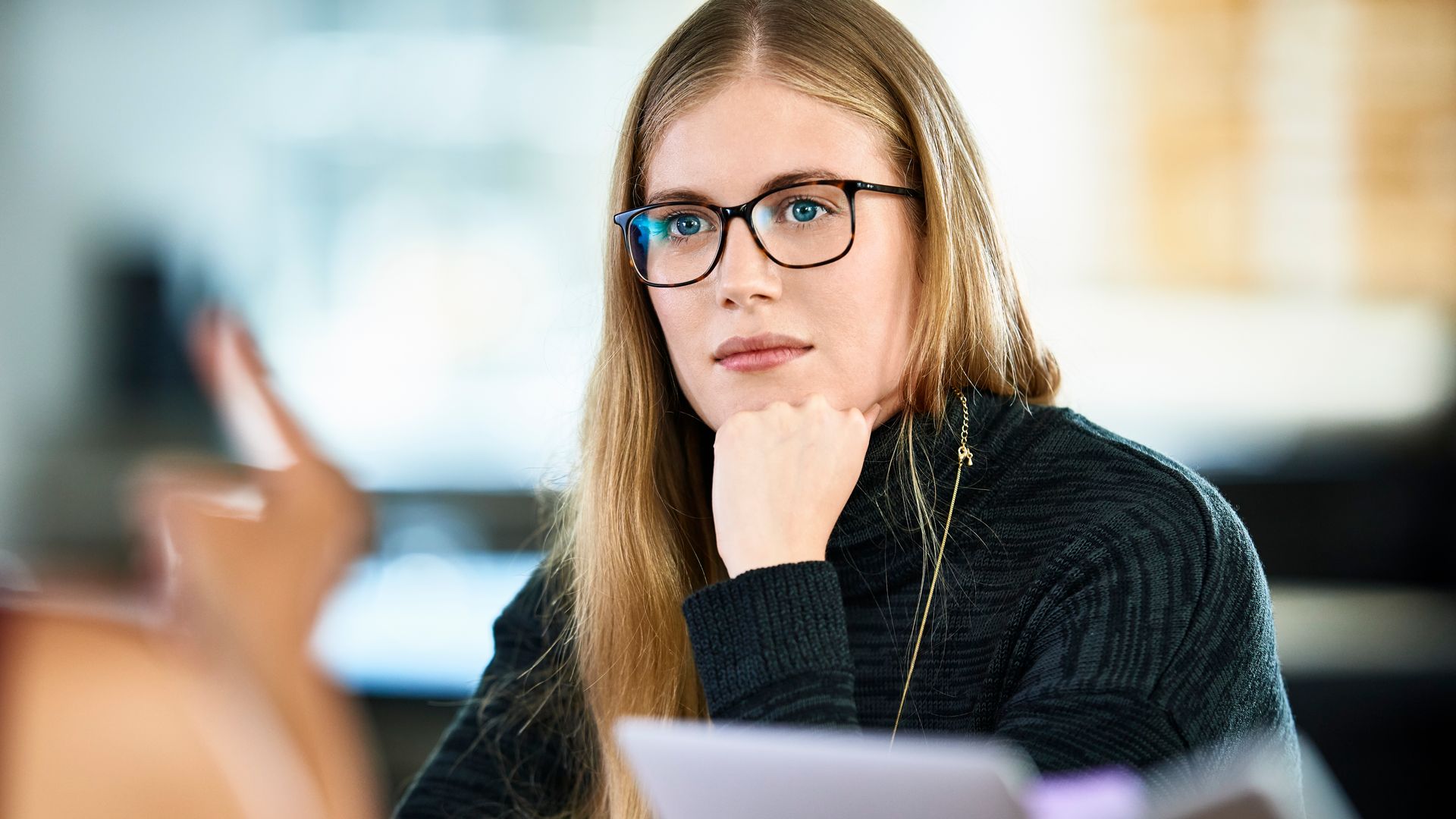 Una mujer con gafas en la oficina