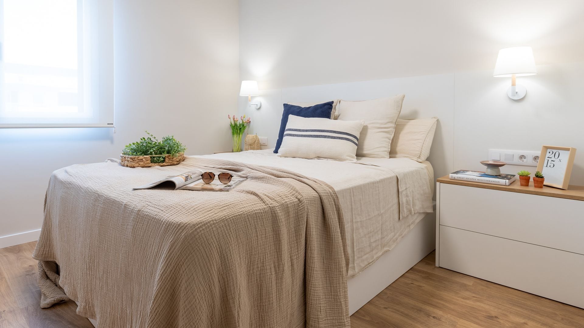 Dormitorio decorado en tonos suaves. 