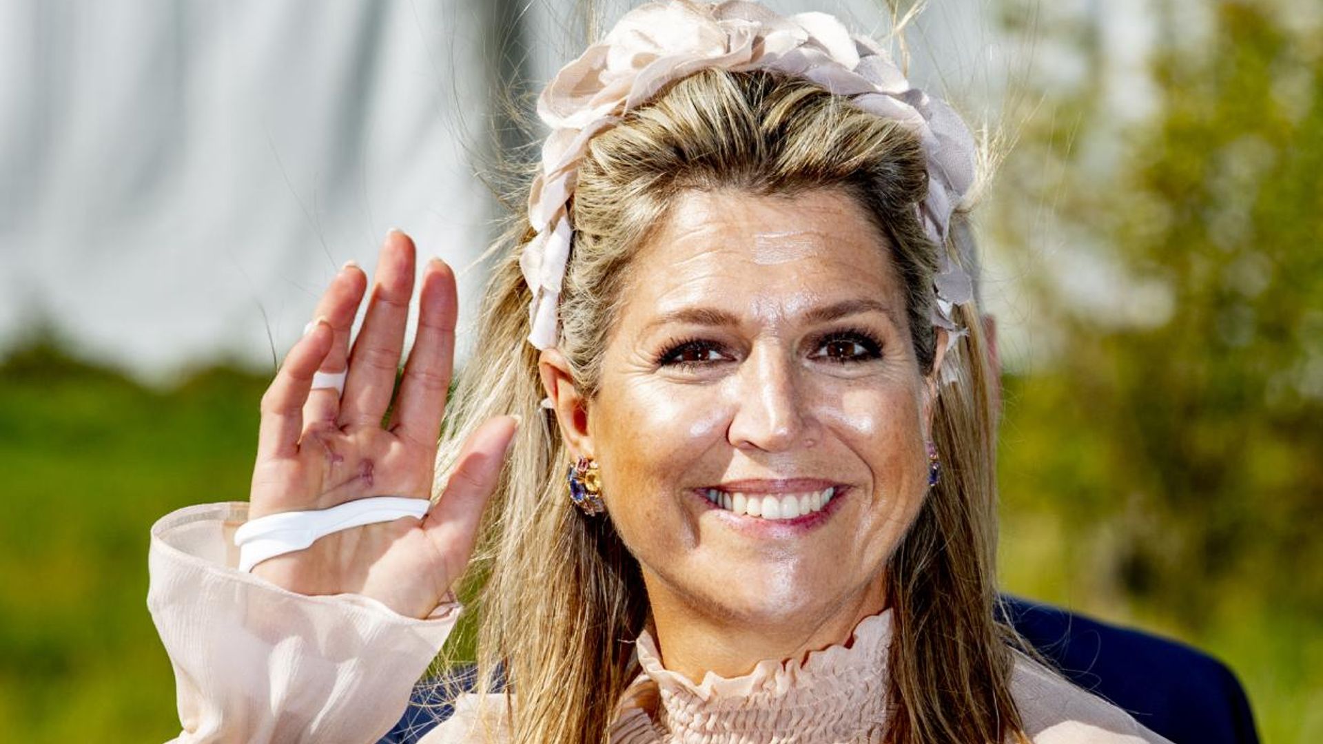 Máxima aparece con una venda en la mano, ¿qué le ha ocurrido?