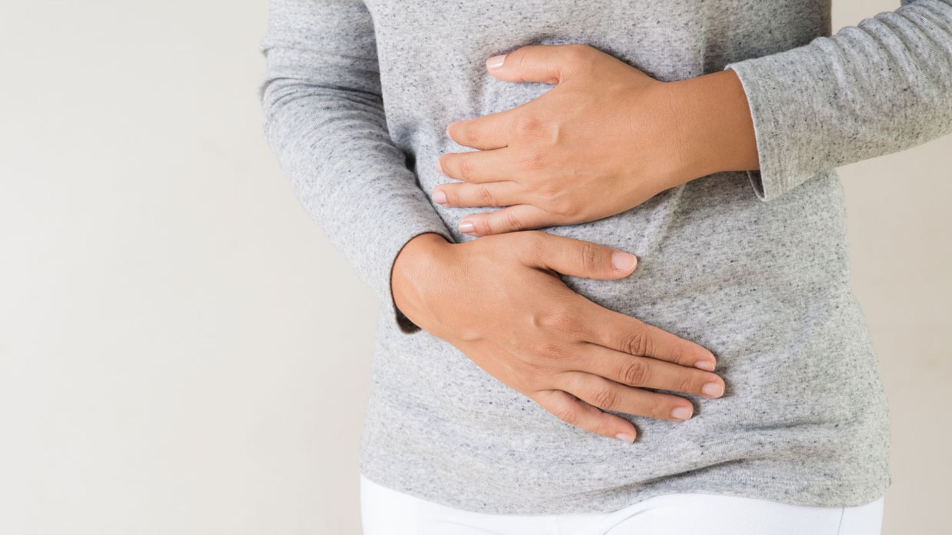 Dolor abdominal o vientre hinchado, dos de los síntomas del colon irritable