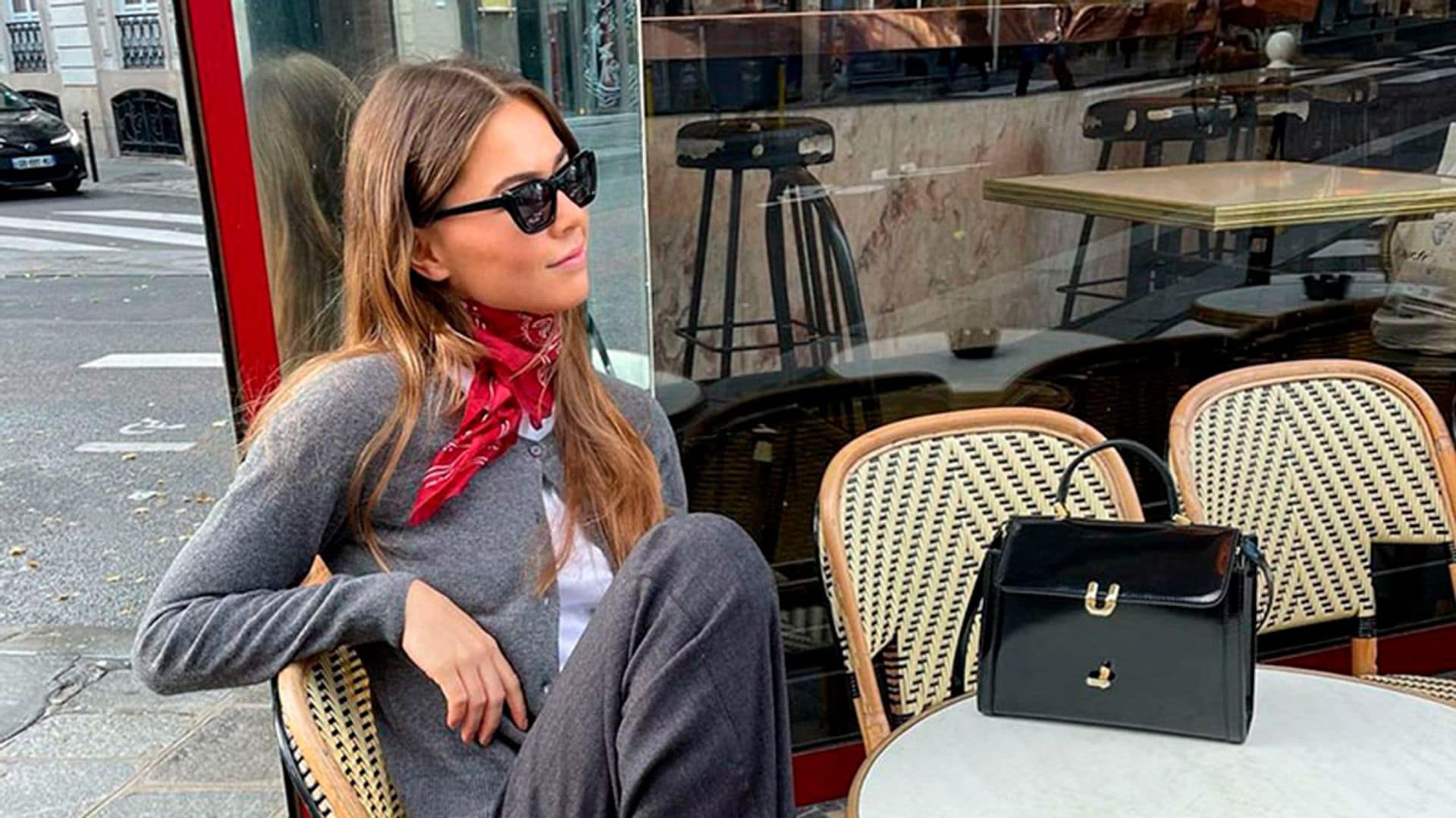 12 looks que demuestran por qué llevar un pañuelo en el cuello es la microtendencia más 'chic'